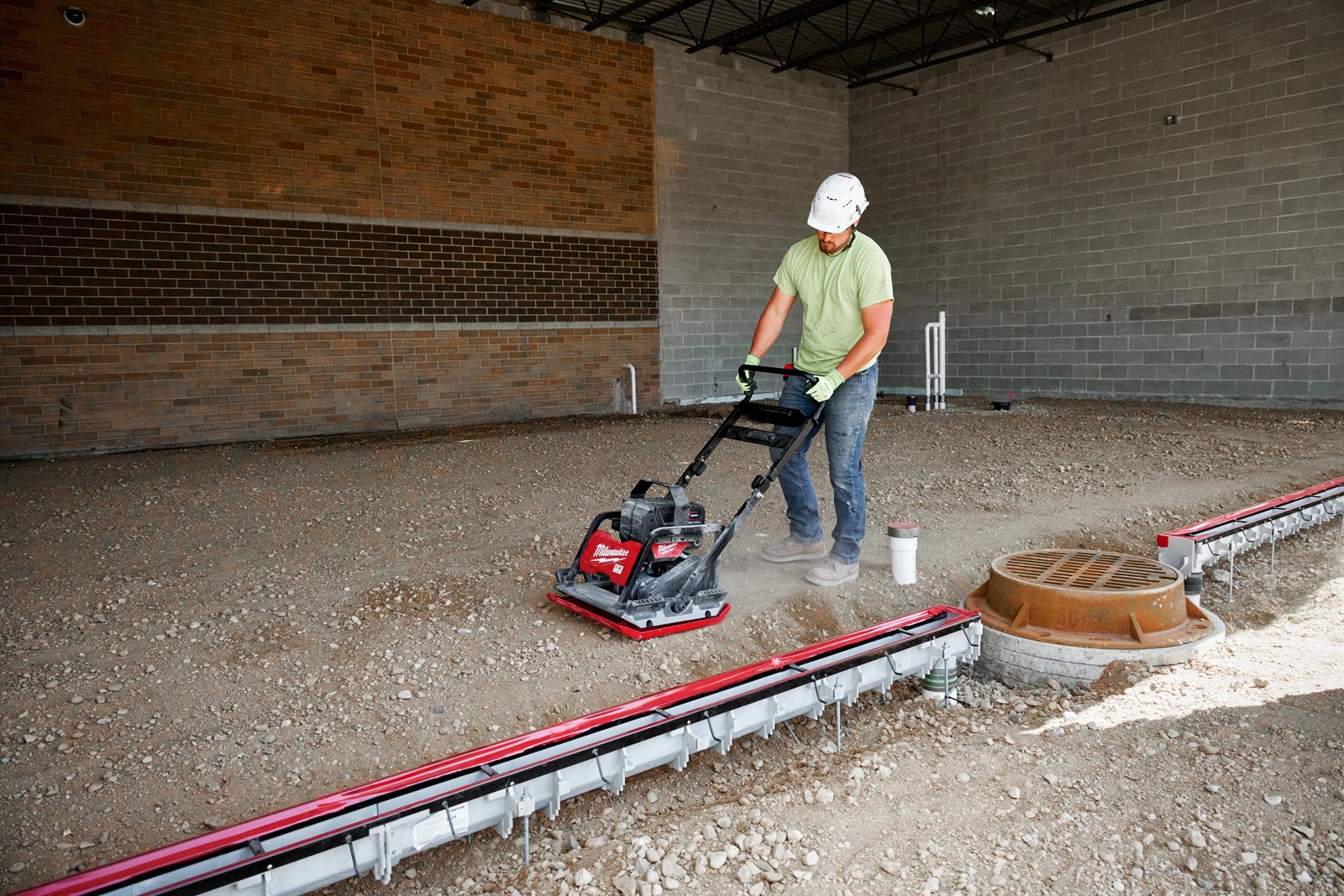 Placă compactoare MX FUEL Milwaukee MXF PC50-0 - in utilizare 9