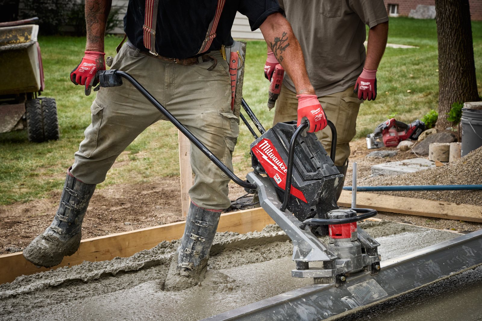 Riglă vibrantă MX FUEL Milwaukee MXF PSC-0 - in utilizare 1