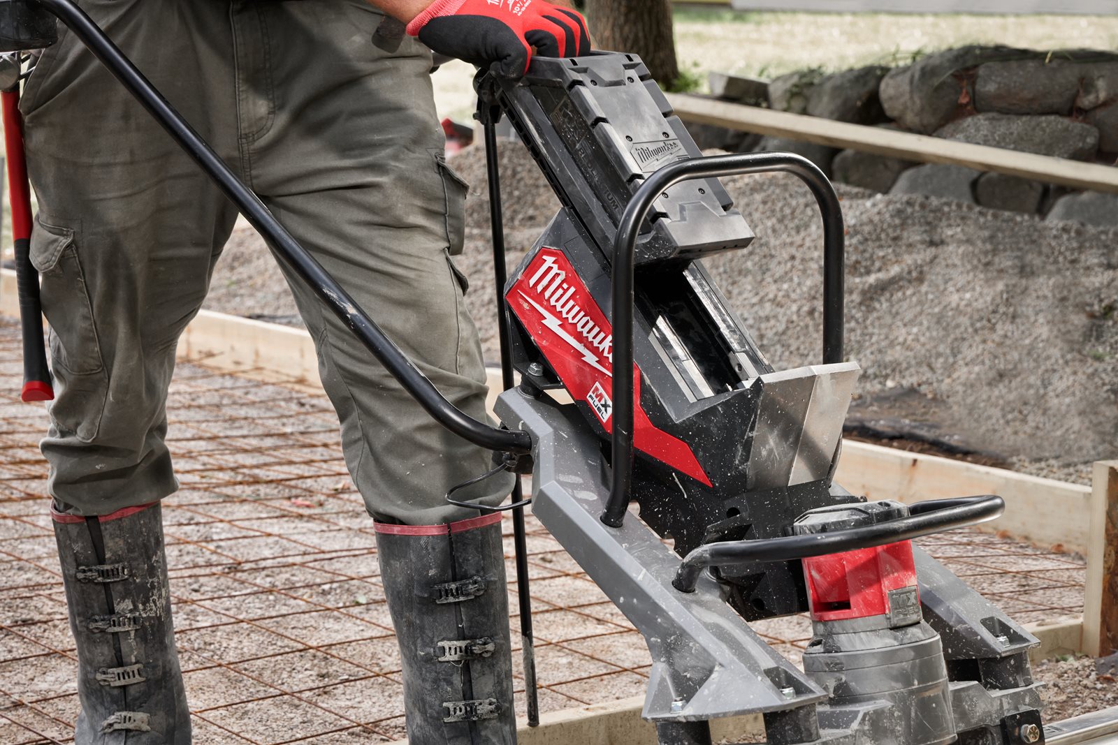 Riglă vibrantă MX FUEL Milwaukee MXF PSC-0 - in utilizare 10