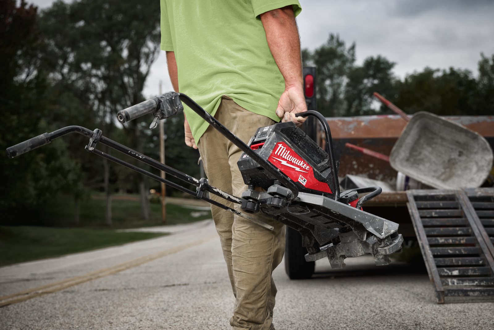 Riglă vibrantă MX FUEL Milwaukee MXF PSC-0 - in utilizare 2