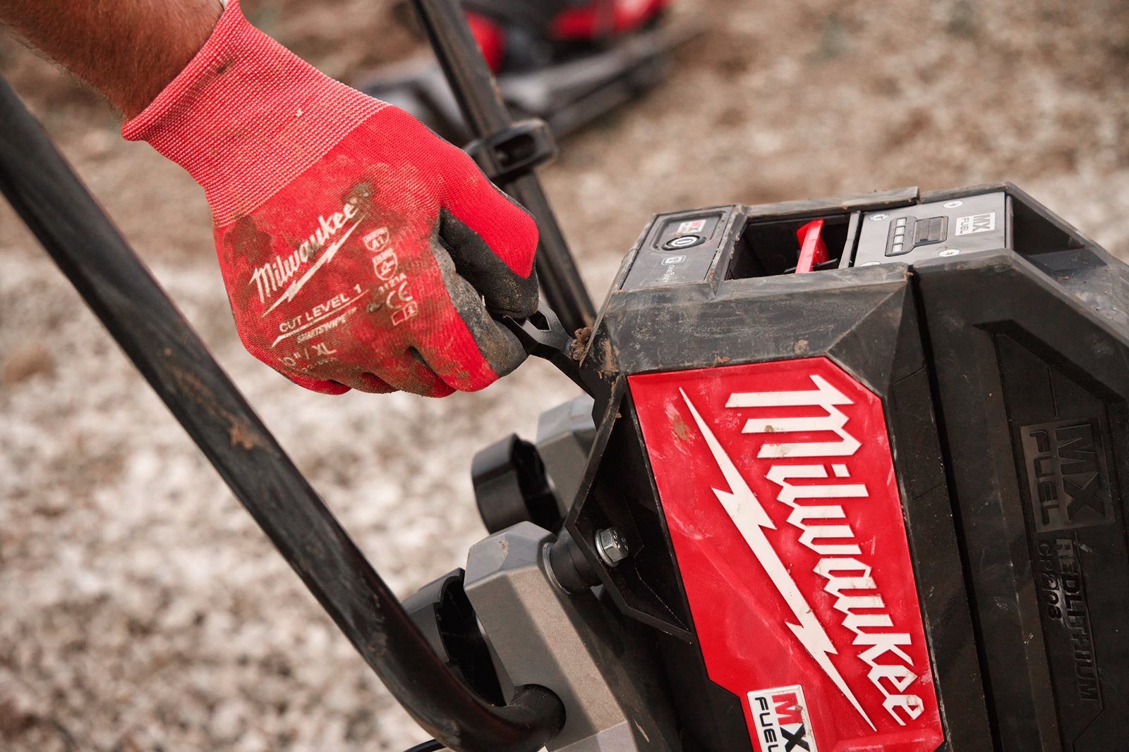 Riglă vibrantă MX FUEL Milwaukee MXF PSC-0 - in utilizare 3