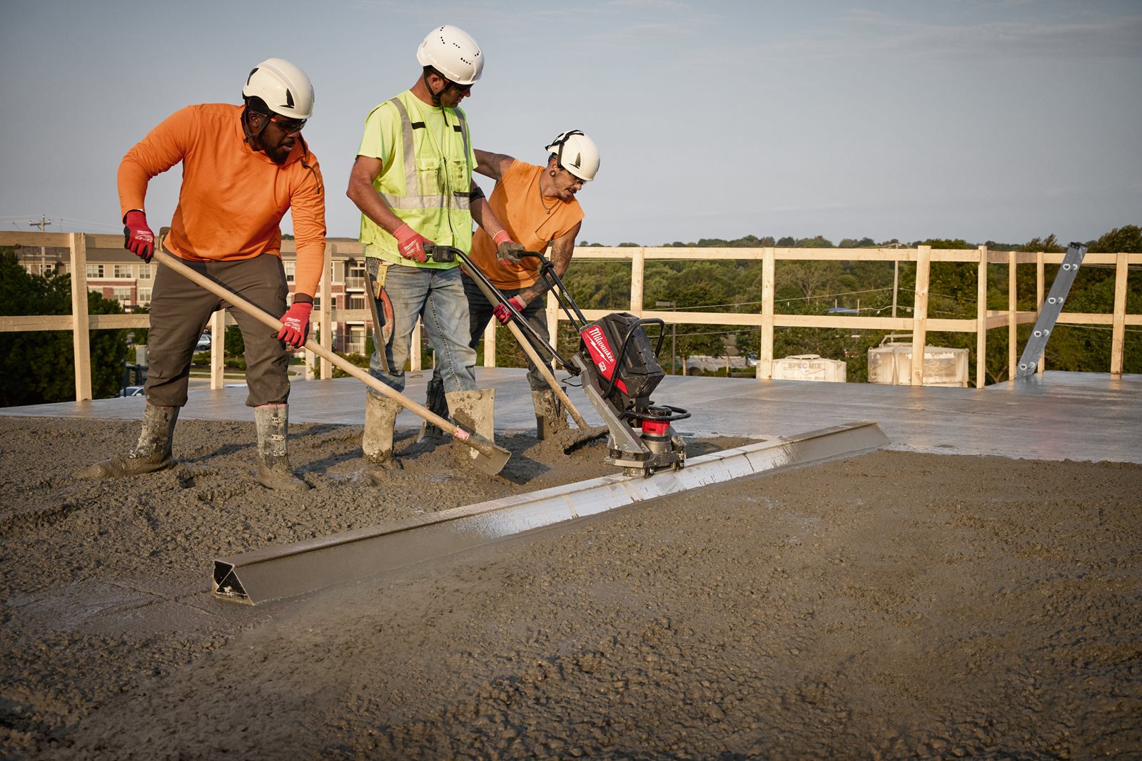 Riglă vibrantă MX FUEL Milwaukee MXF PSC-0 - in utilizare 5
