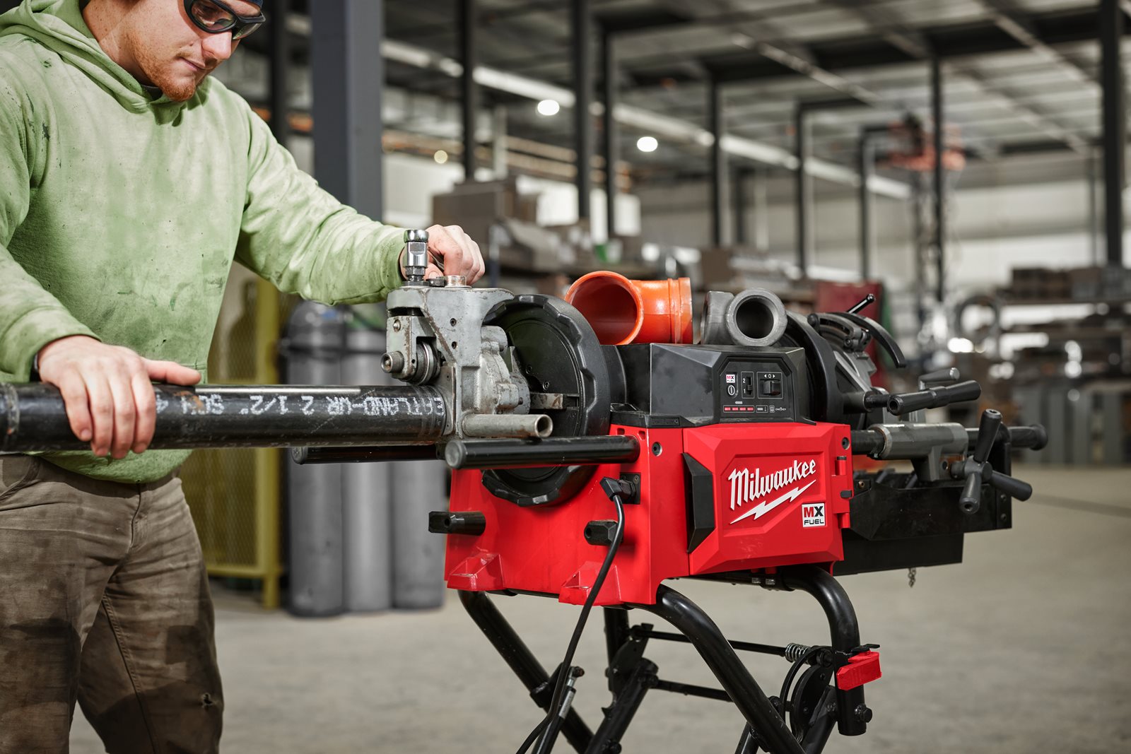 Dispozitiv de filetat țevi 2" MX FUEL ONE-KEY Milwaukee MXF PTR2-601 - in utilizare 2