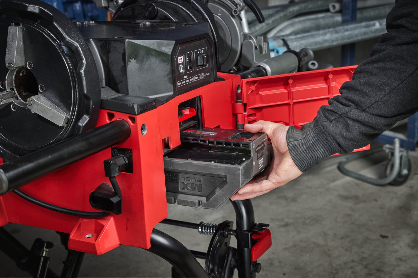 Dispozitiv de filetat țevi 2" MX FUEL ONE-KEY Milwaukee MXF PTR2-601 - in utilizare 6