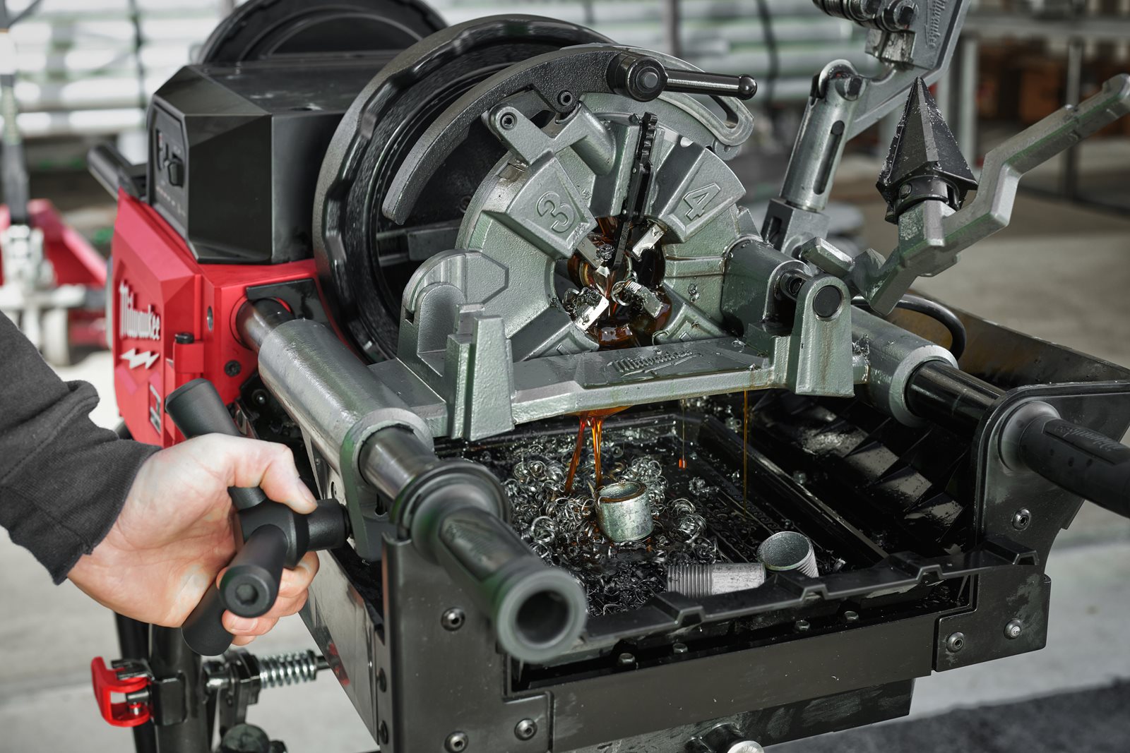 Dispozitiv de filetat țevi 2" MX FUEL ONE-KEY Milwaukee MXF PTR2-601 - in utilizare 8