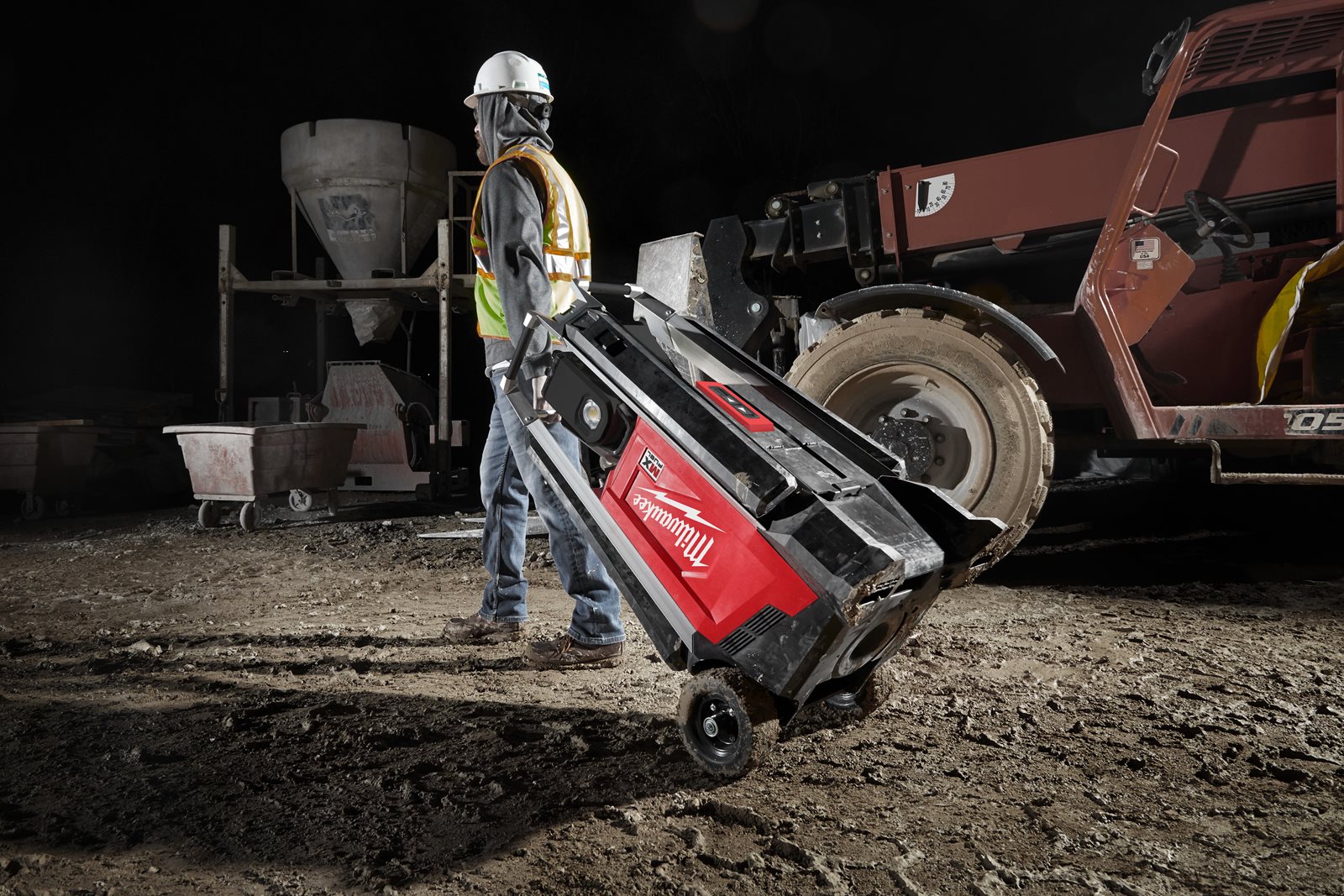 Turn mobil de iluminat MX FUEL Milwaukee MXF TL-601 - in utilizare 1