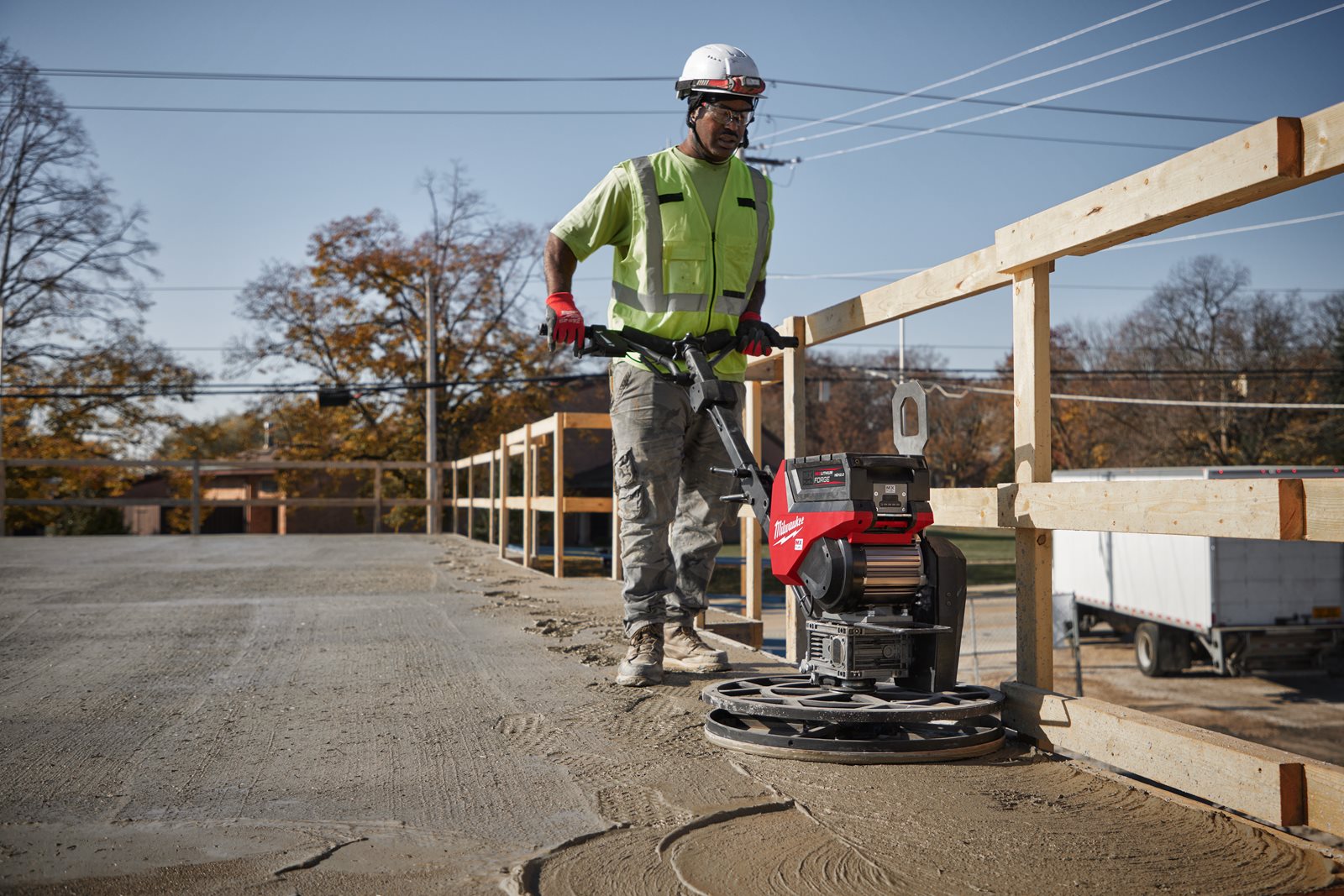Mașină de finisat beton MX FUEL 600 mm Milwaukee MXF WBT60-122 - in utilizare 1