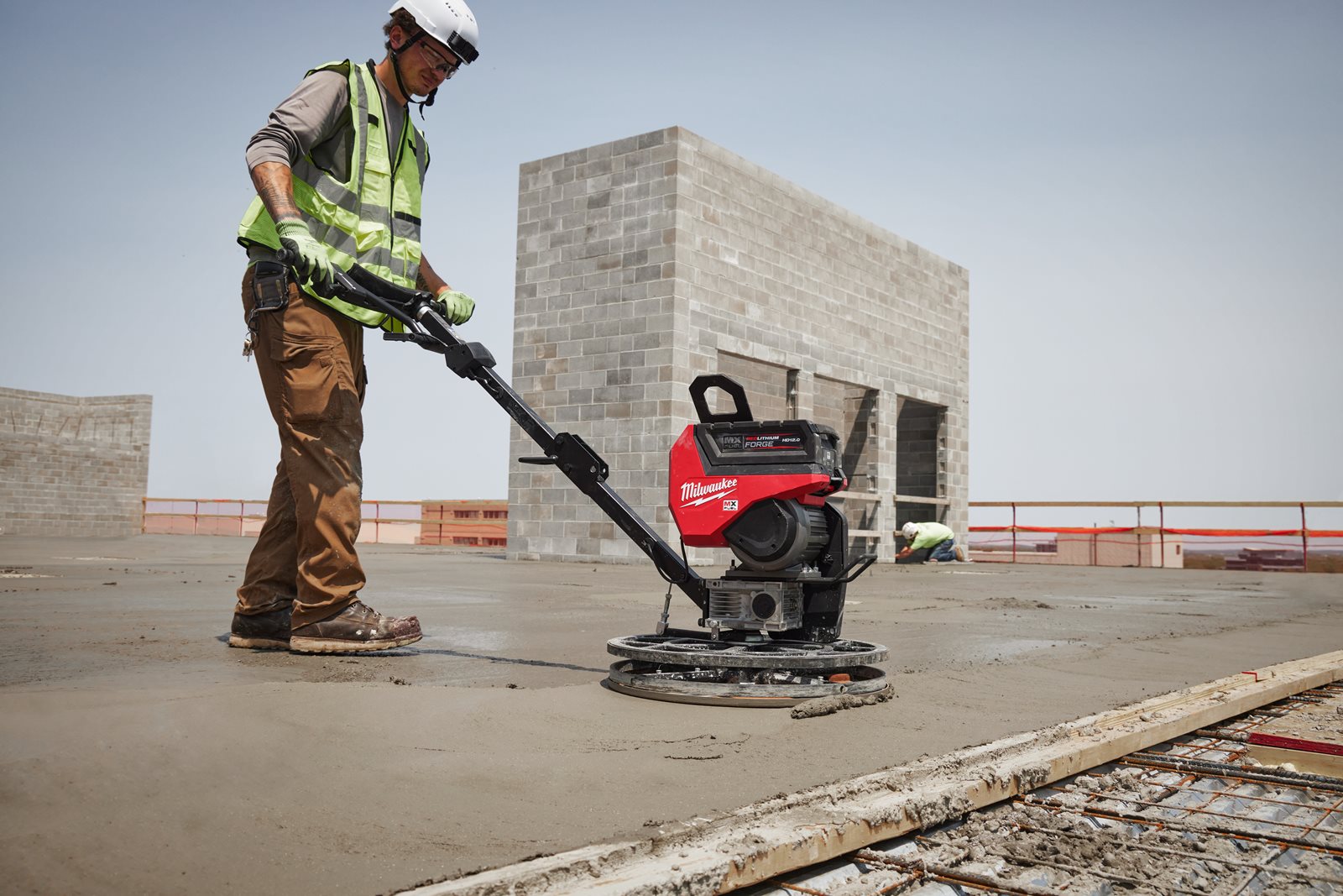 Mașină de finisat beton MX FUEL 600 mm Milwaukee MXF WBT60-122 - in utilizare 10