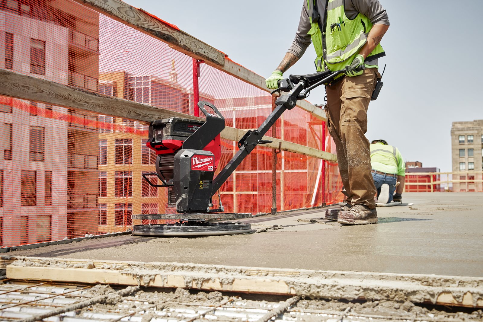 Mașină de finisat beton MX FUEL 600 mm Milwaukee MXF WBT60-122 - in utilizare 11