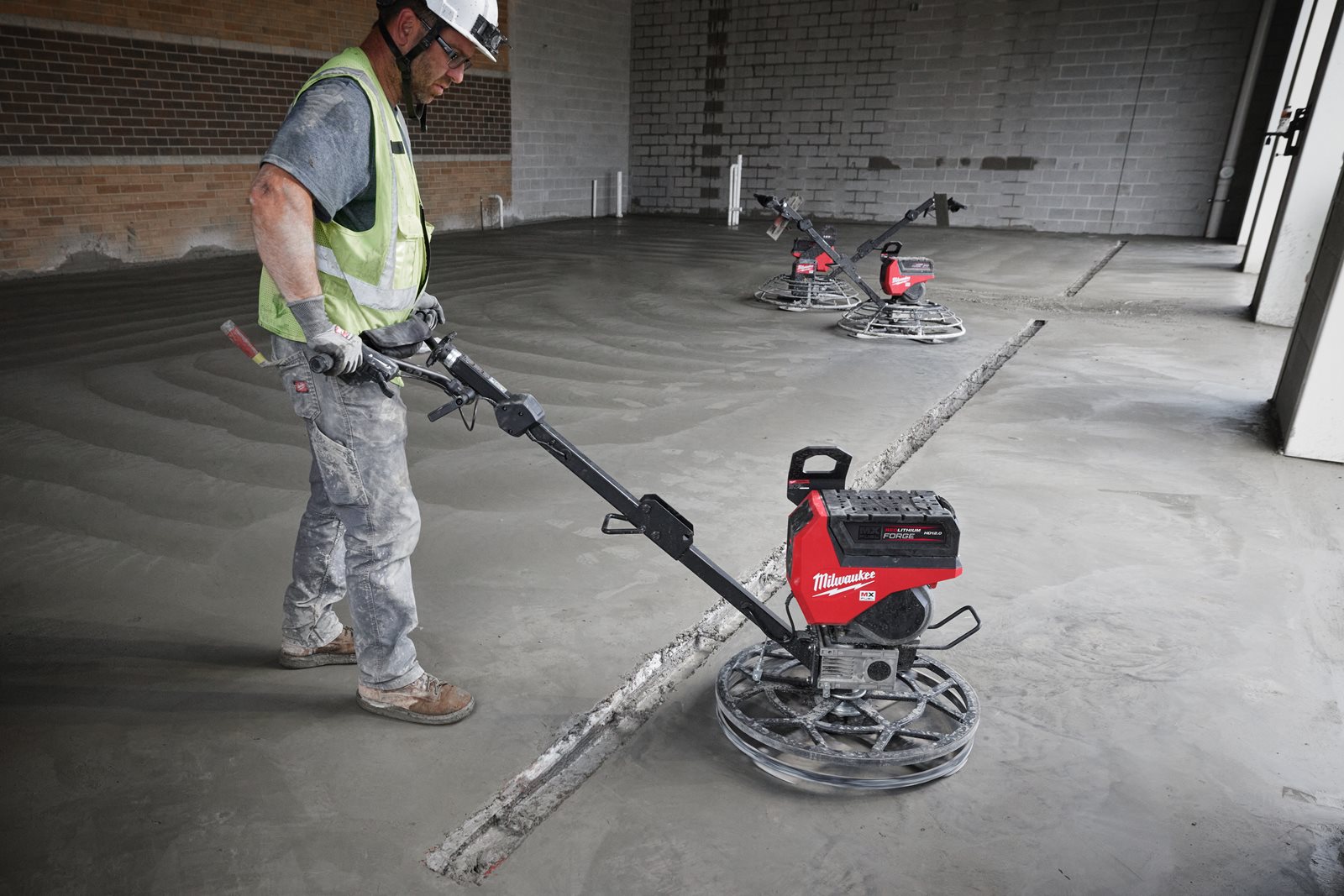 Mașină de finisat beton MX FUEL 600 mm Milwaukee MXF WBT60-122 - in utilizare 13