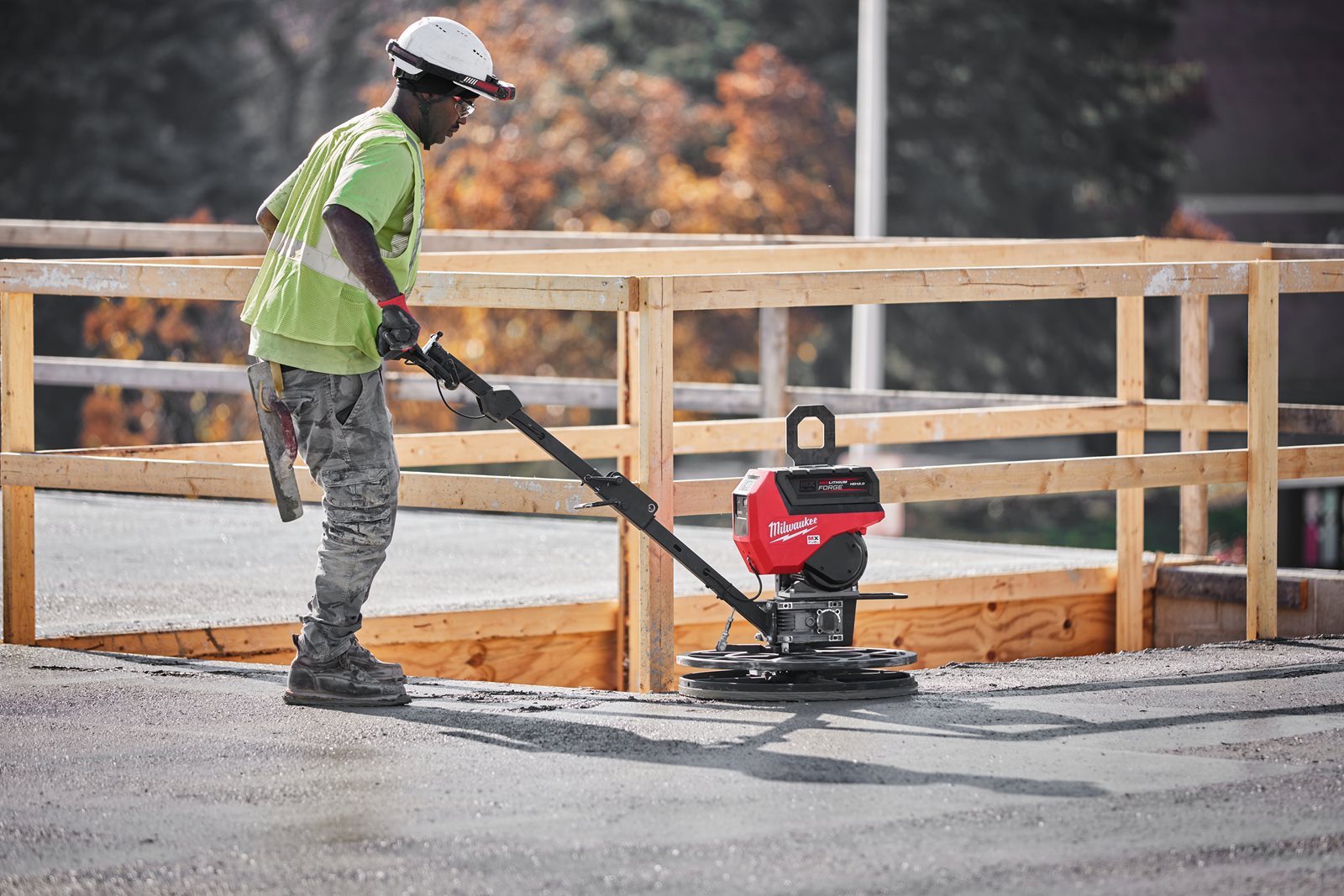 Mașină de finisat beton MX FUEL 600 mm Milwaukee MXF WBT60-122 - in utilizare 2