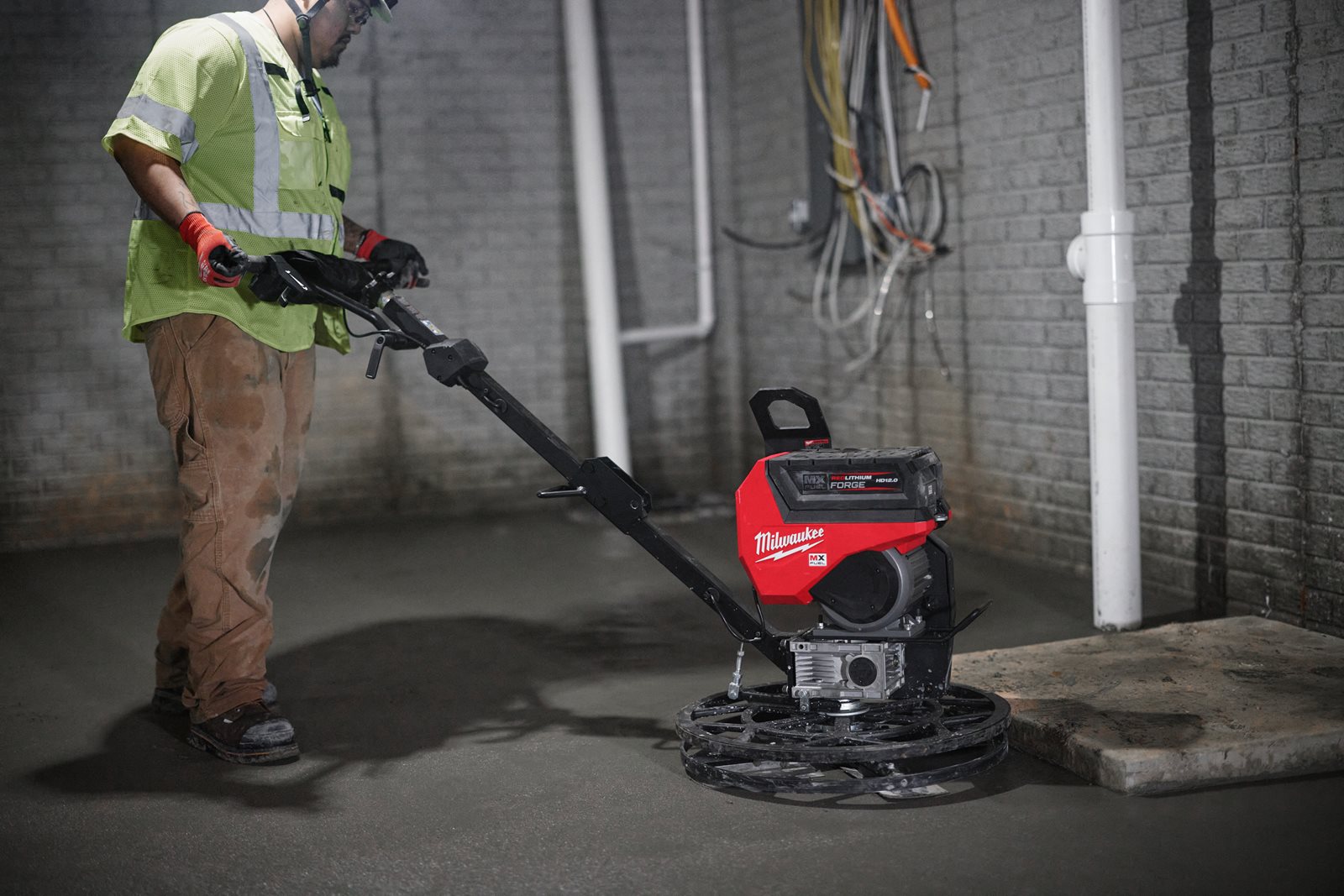 Mașină de finisat beton MX FUEL 600 mm Milwaukee MXF WBT60-122 - in utilizare 7