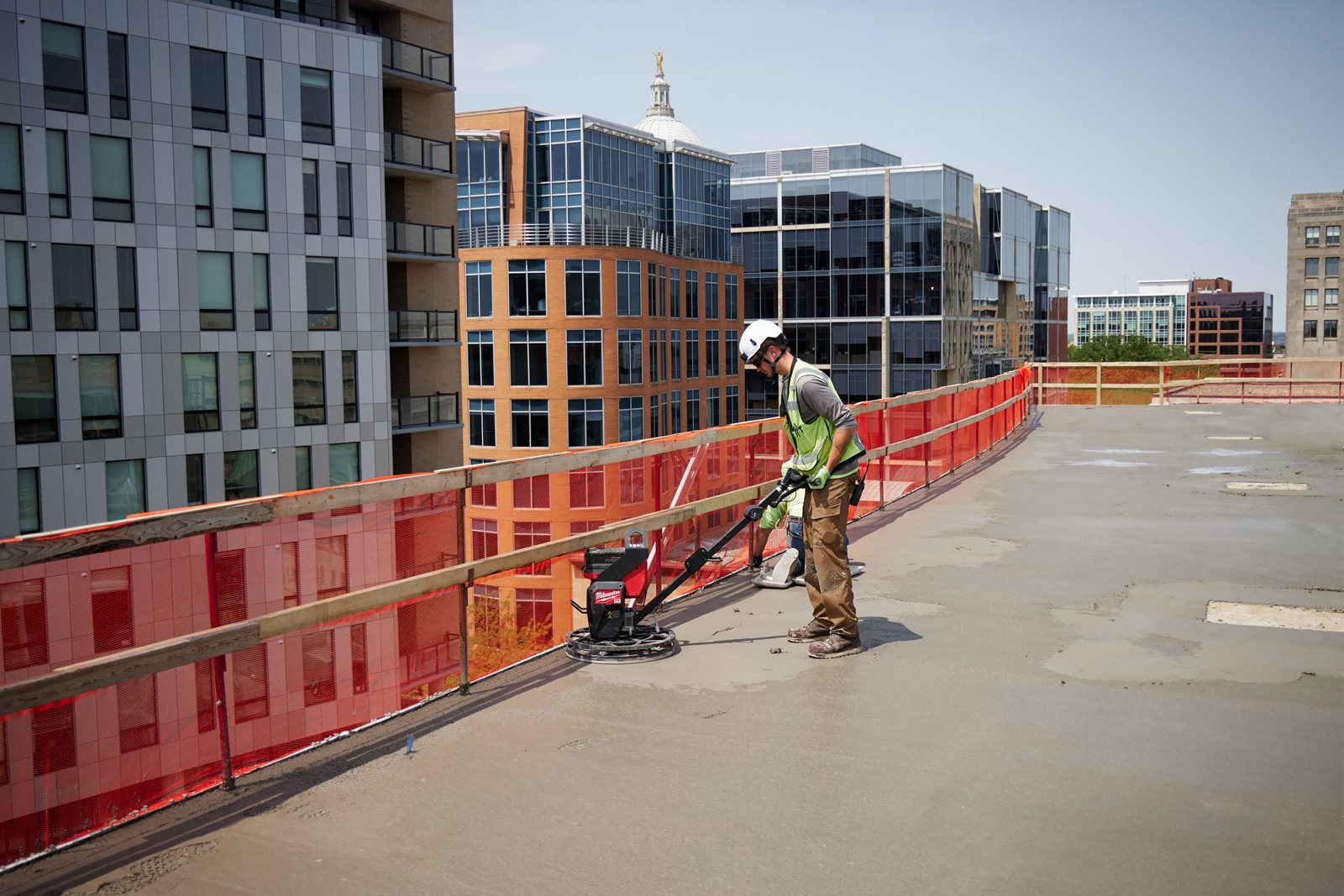 Mașină de finisat beton MX FUEL 600 mm Milwaukee MXF WBT60-122 - in utilizare 8