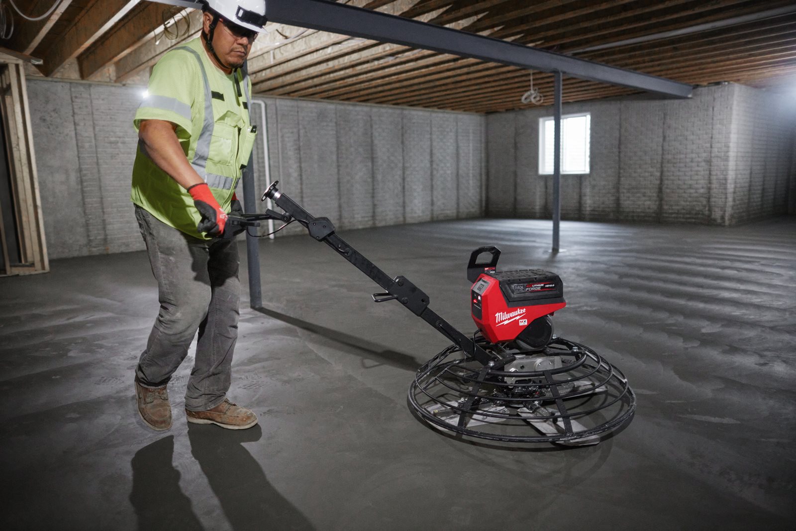 Mașină de finisat beton MX FUEL 900 mm Milwaukee MXF WBT90-122 - in utilizare 12