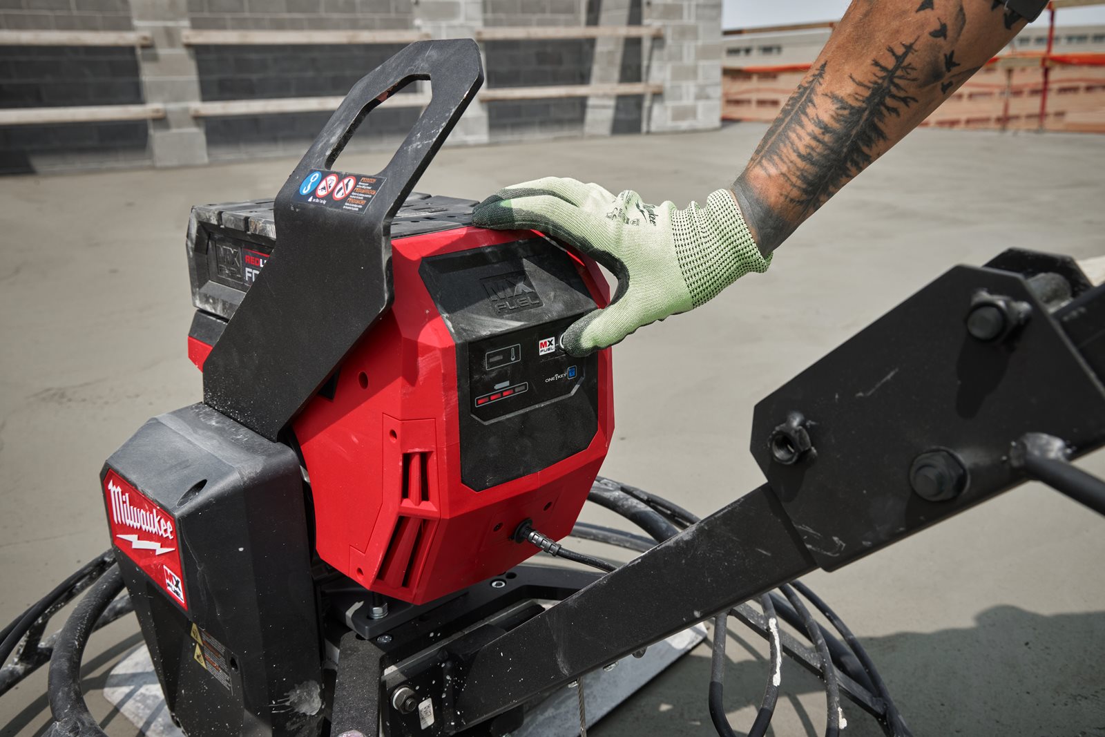 Mașină de finisat beton MX FUEL 900 mm Milwaukee MXF WBT90-122 - in utilizare 13