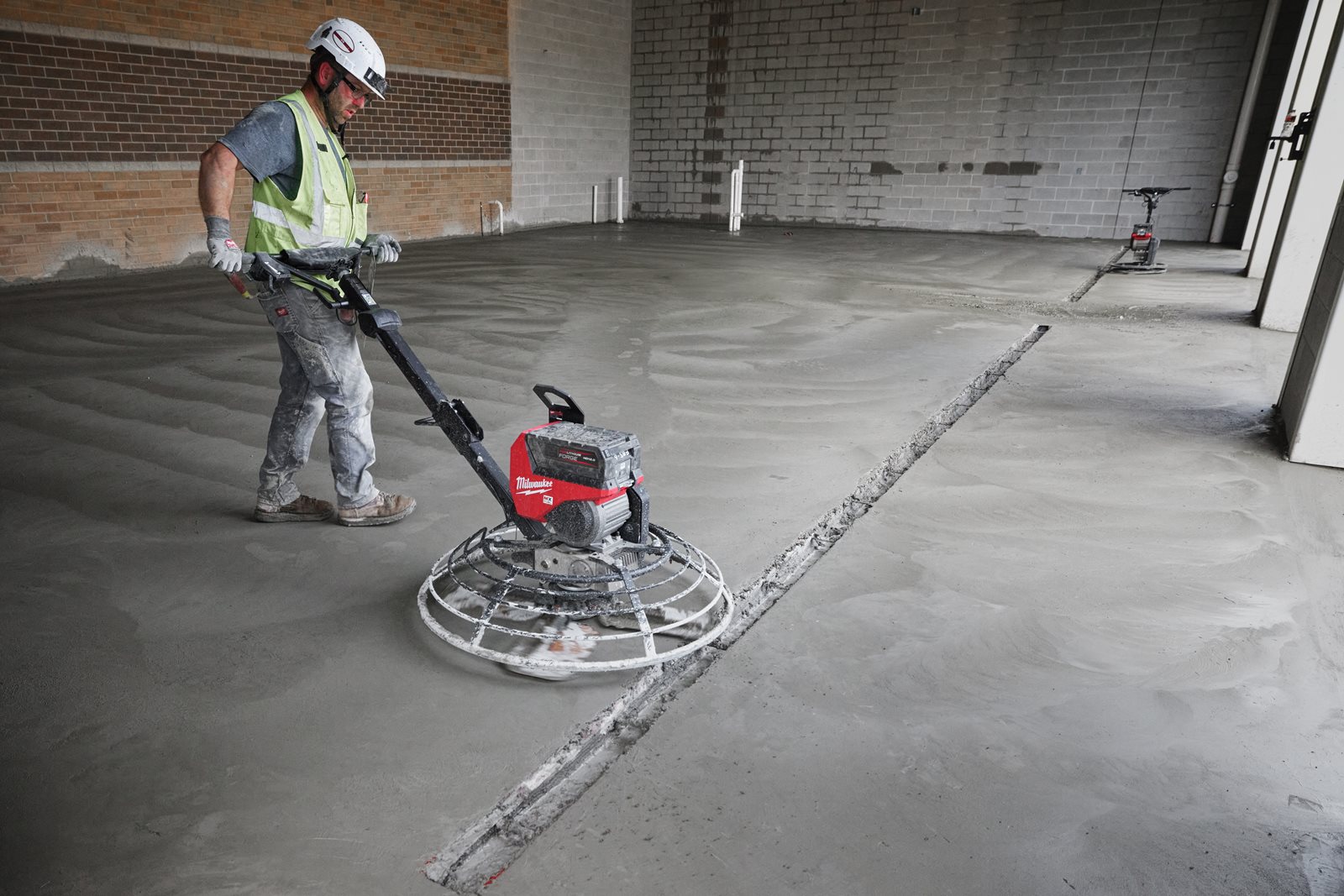 Mașină de finisat beton MX FUEL 900 mm Milwaukee MXF WBT90-122 - in utilizare 18