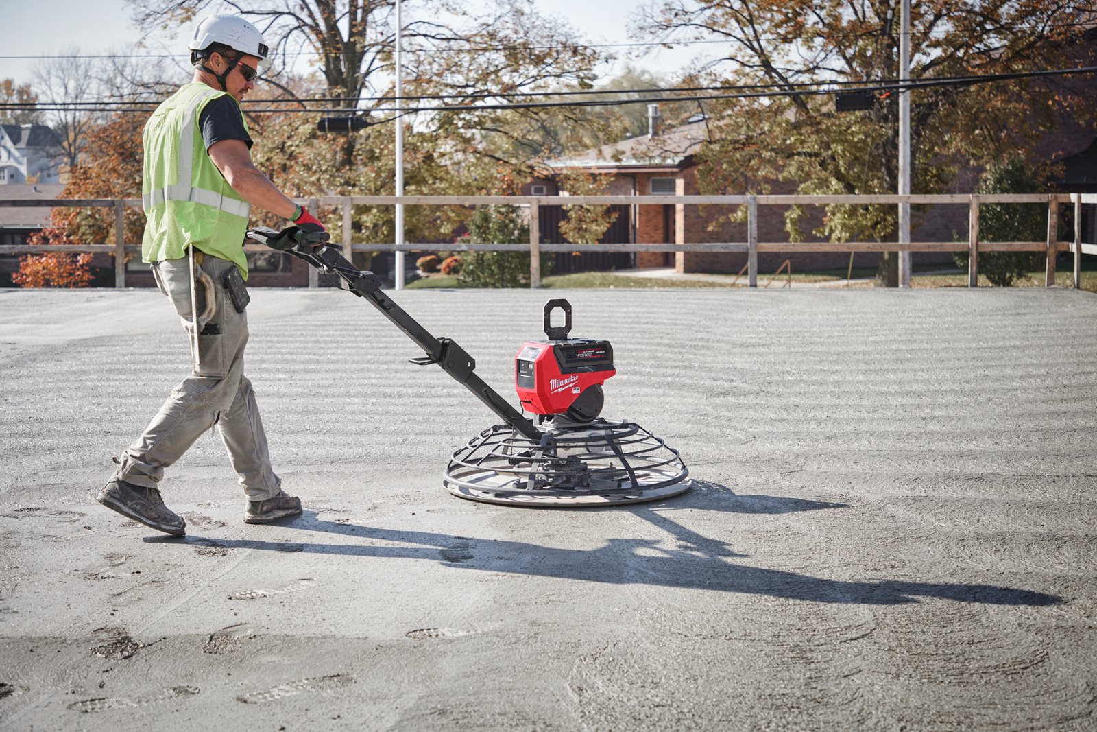 Mașină de finisat beton MX FUEL 900 mm Milwaukee MXF WBT90-122 - in utilizare 3