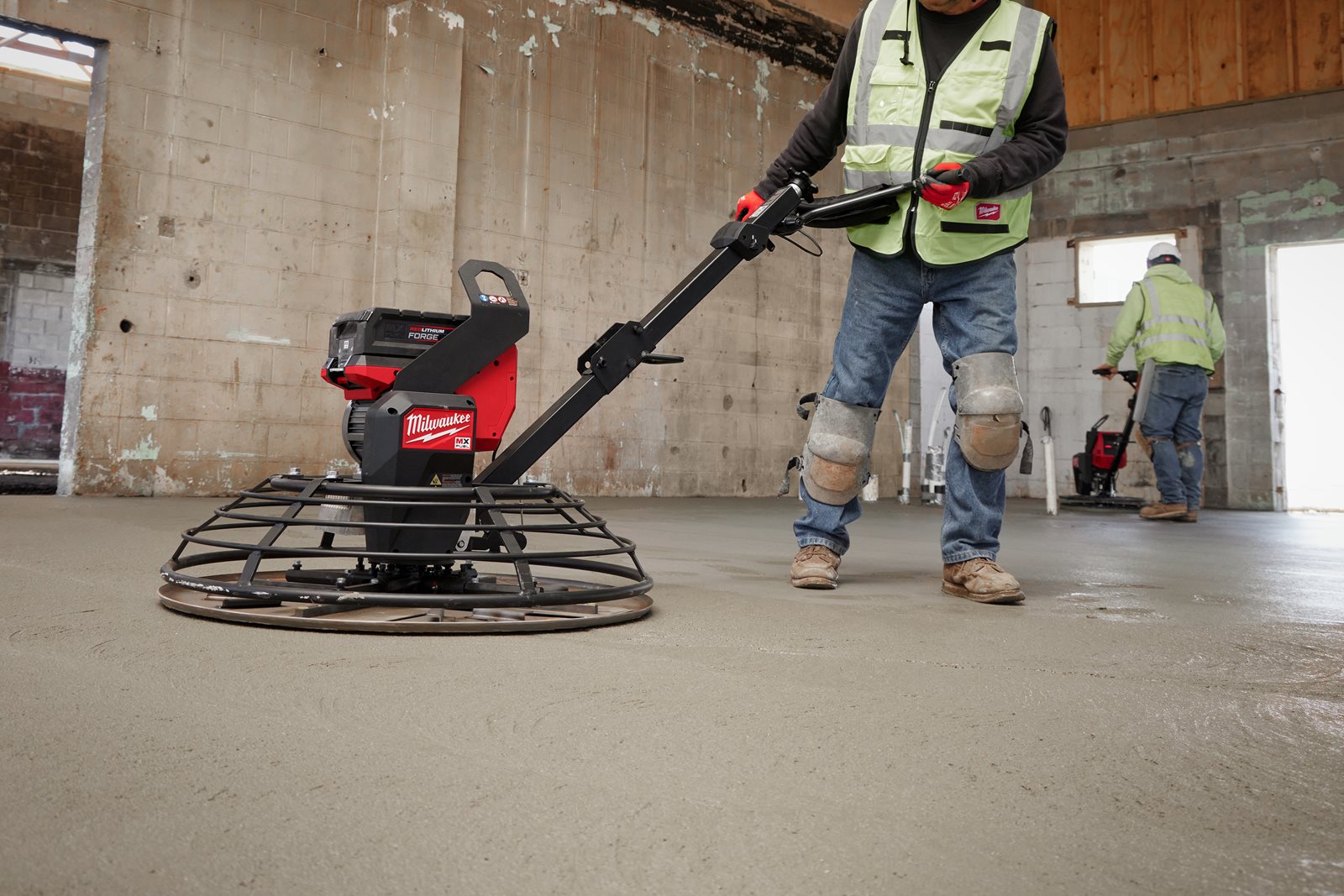 Mașină de finisat beton MX FUEL 900 mm Milwaukee MXF WBT90-122 - in utilizare 6