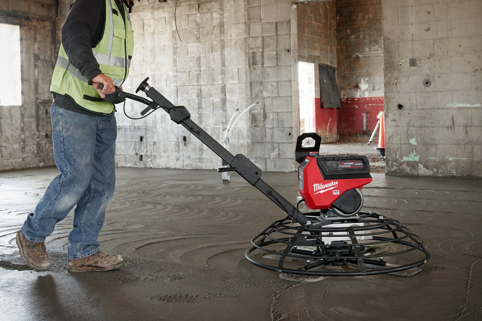 Mașină de finisat beton MX FUEL 900 mm Milwaukee MXF WBT90-122 - in utilizare 7