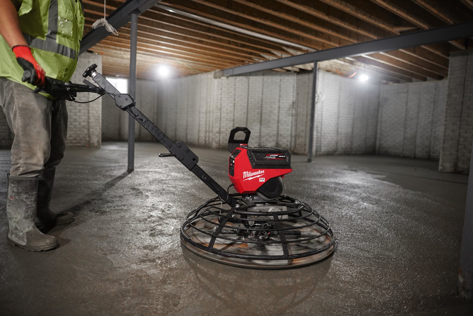 Mașină de finisat beton MX FUEL 900 mm Milwaukee MXF WBT90-122 - in utilizare 8