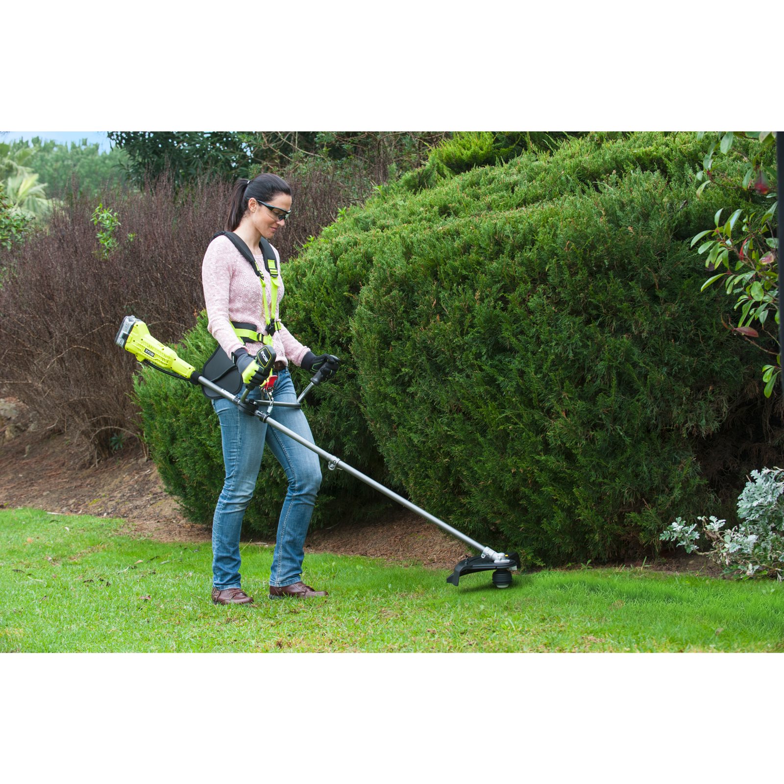 Motocoasă 18V ONE+, mâner tip ghidon Ryobi OBC1820B - in utilizare 4