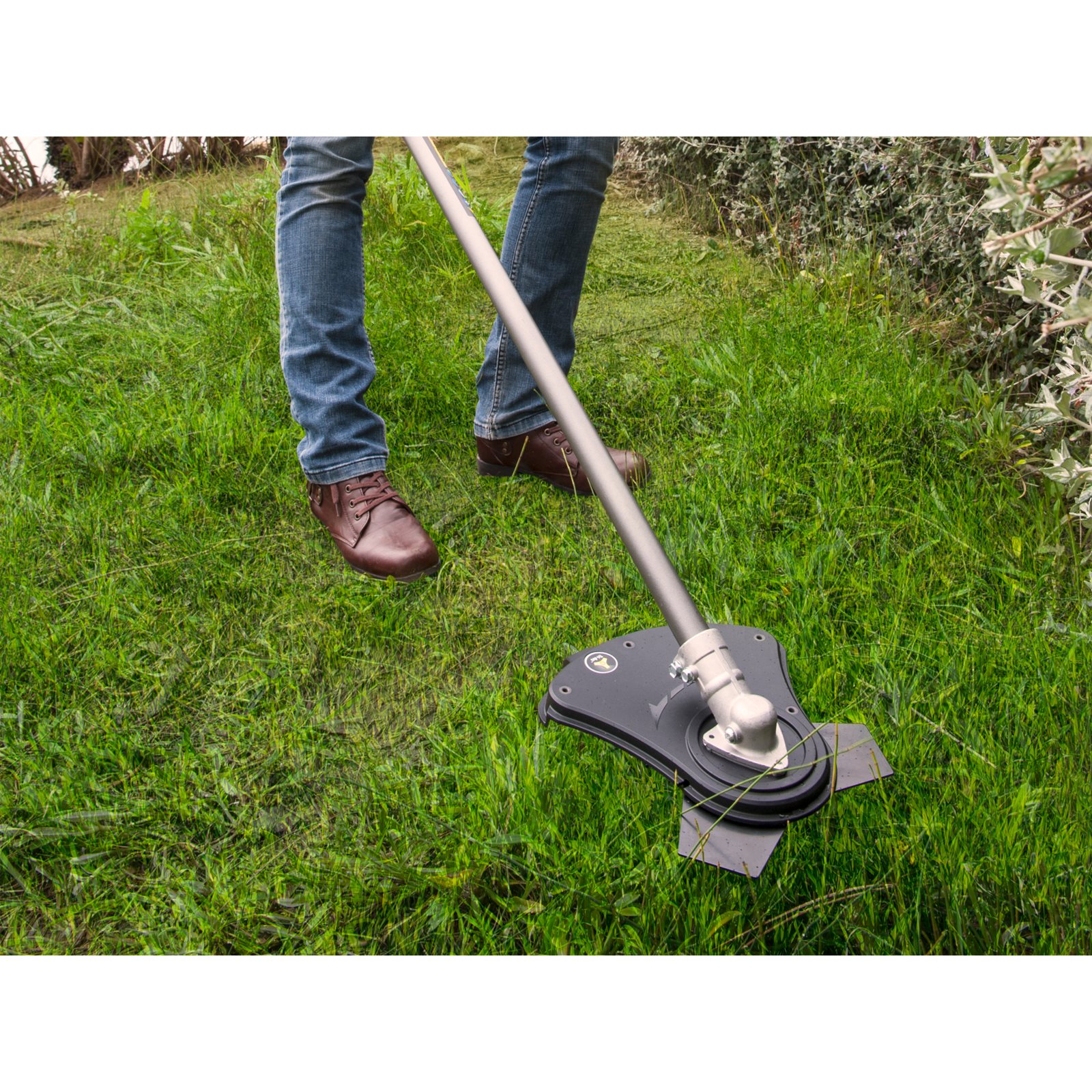 Motocoasă 18V ONE+, mâner tip ghidon Ryobi OBC1820B - in utilizare 5