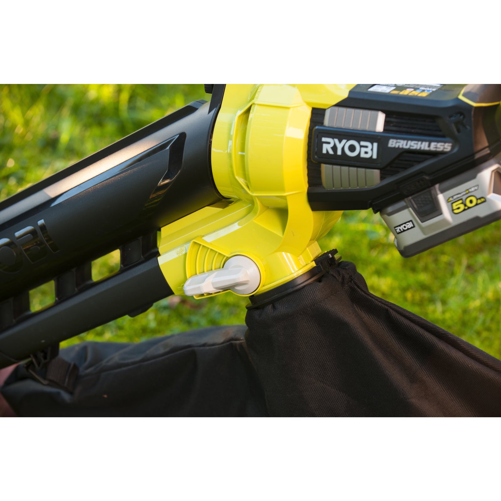 Suflantă/aspirator 18V ONE+, motor fără perii Ryobi OBV18 - in utilizare 3