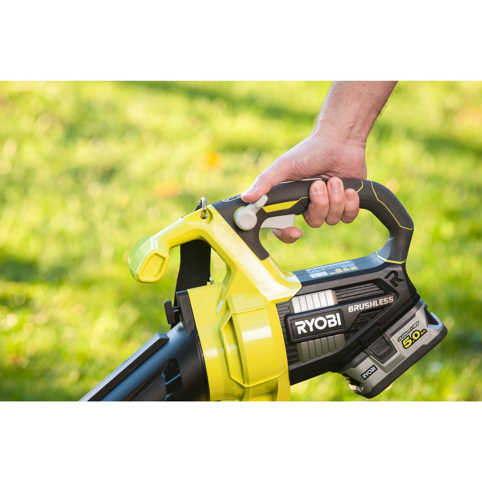 Suflantă/aspirator 18V ONE+, motor fără perii Ryobi OBV18 - in utilizare 4