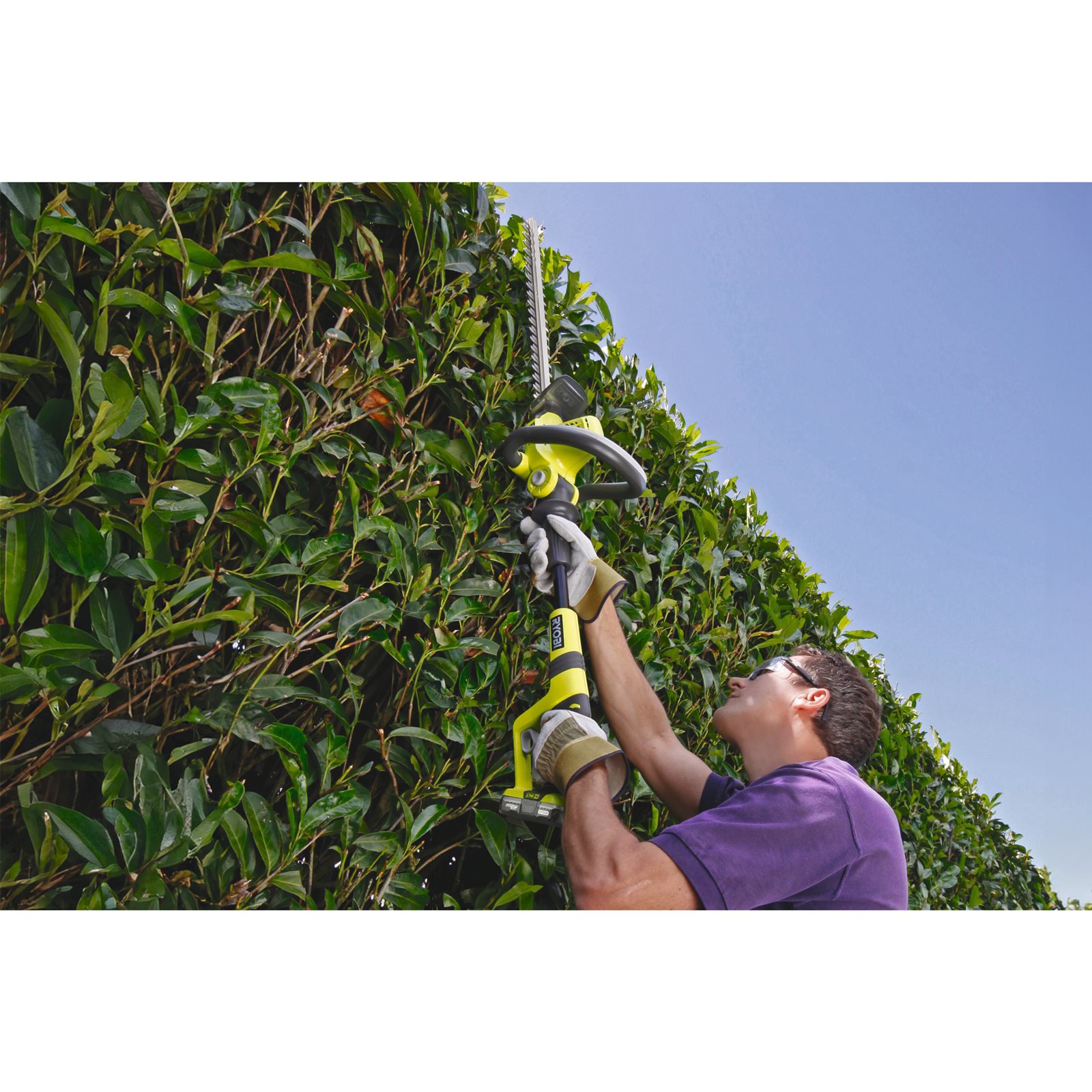 Foarfecă tuns gard viu cu cap articulat 18V ONE+, lamă 50cm Ryobi OHT1850X - in utilizare 2