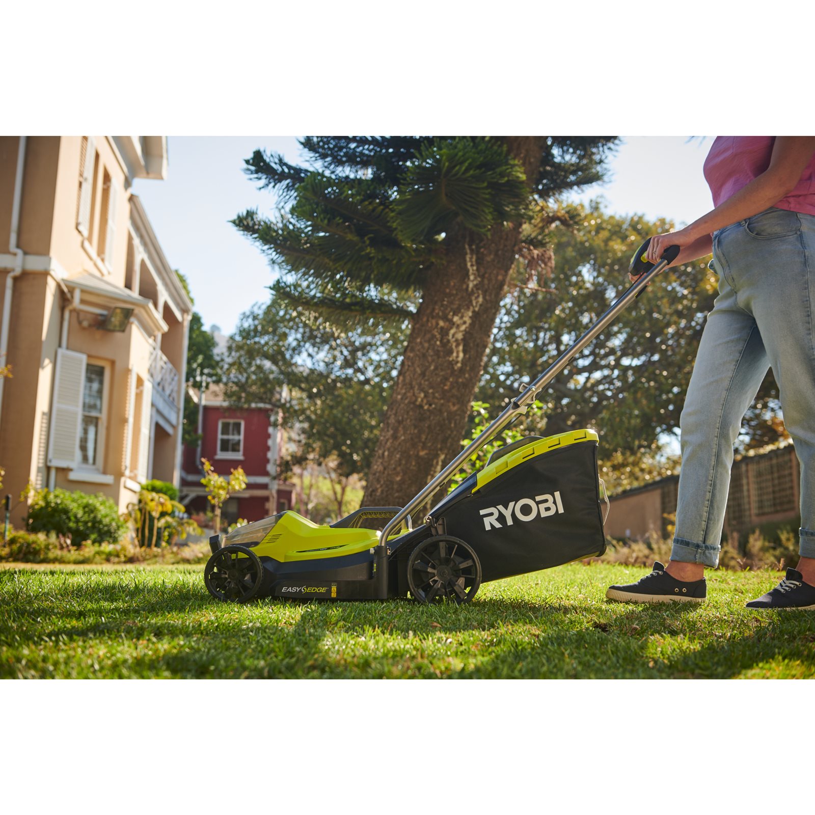 Mașină de tuns gazonul 18V ONE+, punte 33cm Ryobi OLM1833B - in utilizare 2