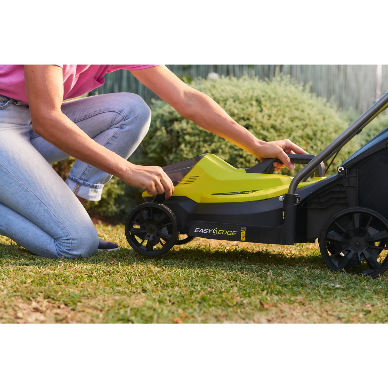 Mașină de tuns gazonul 18V ONE+, punte 33cm Ryobi OLM1833B - in utilizare 3