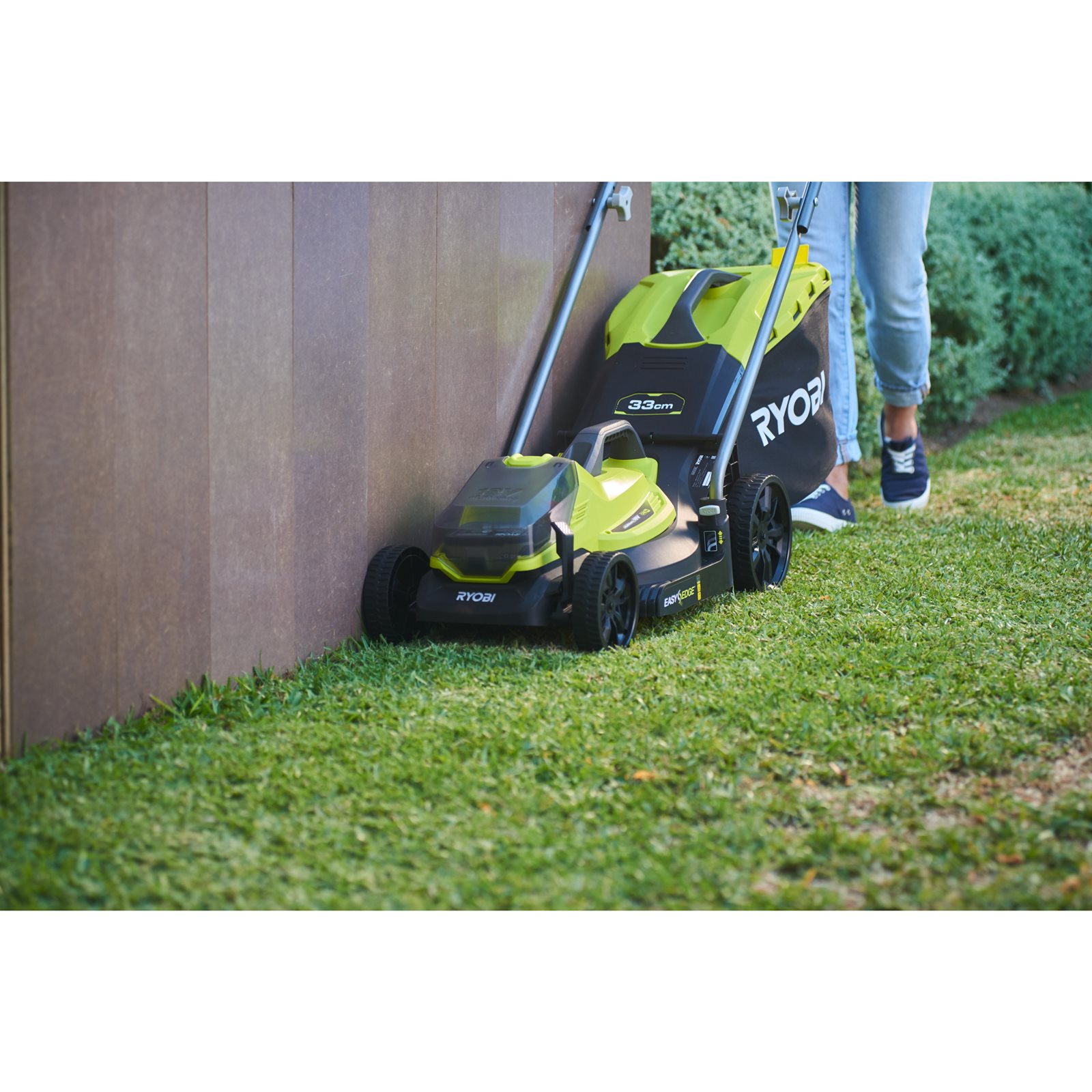 Mașină de tuns gazonul 18V ONE+, punte 33cm Ryobi OLM1833B - in utilizare 4