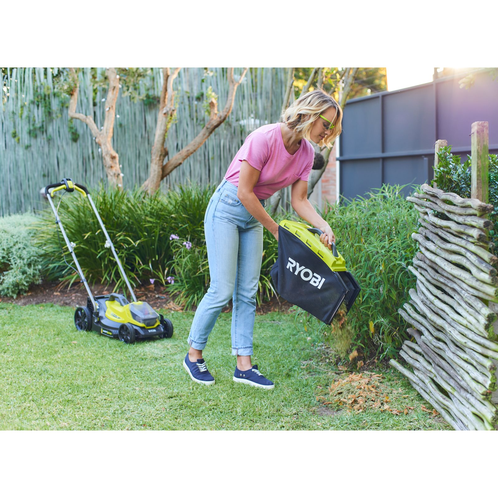 Mașină de tuns gazonul 18V ONE+, punte 33cm Ryobi OLM1833B - in utilizare 5