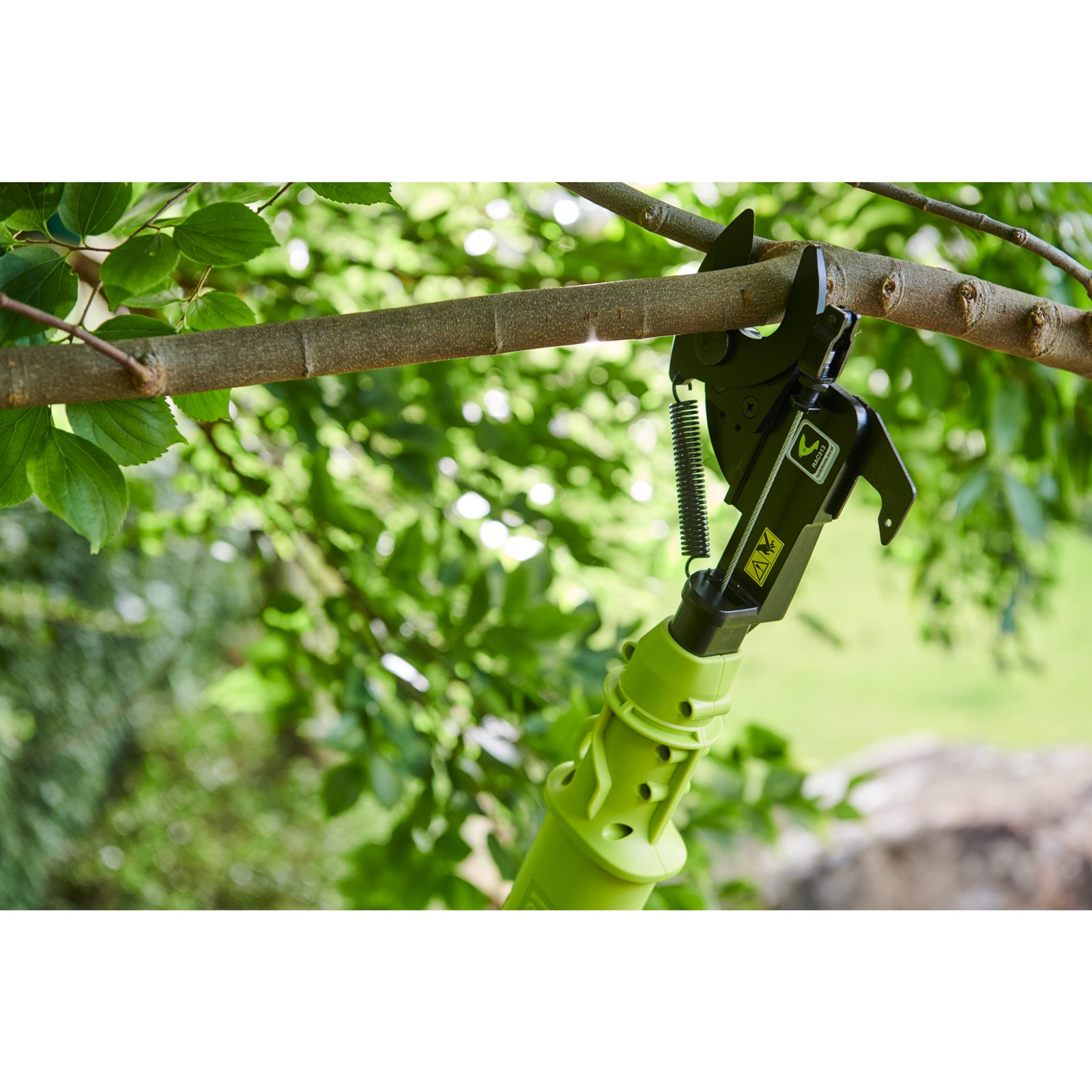 Foarfecă pentru crengi 18V ONE+ Ryobi OLP1832BX - in utilizare 3
