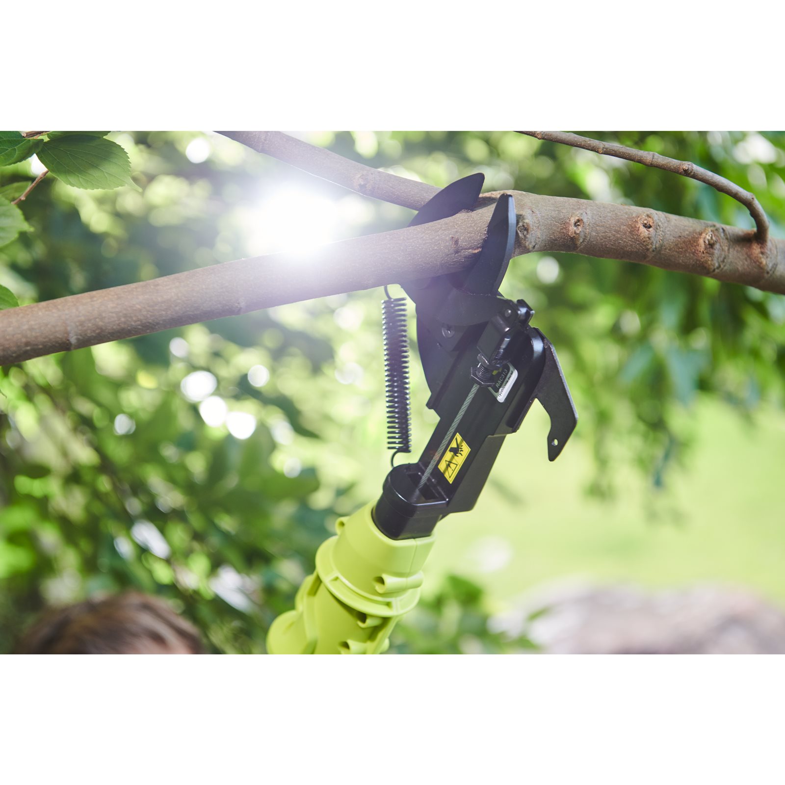 Foarfecă pentru crengi 18V ONE+ Ryobi OLP1832BX - in utilizare 5
