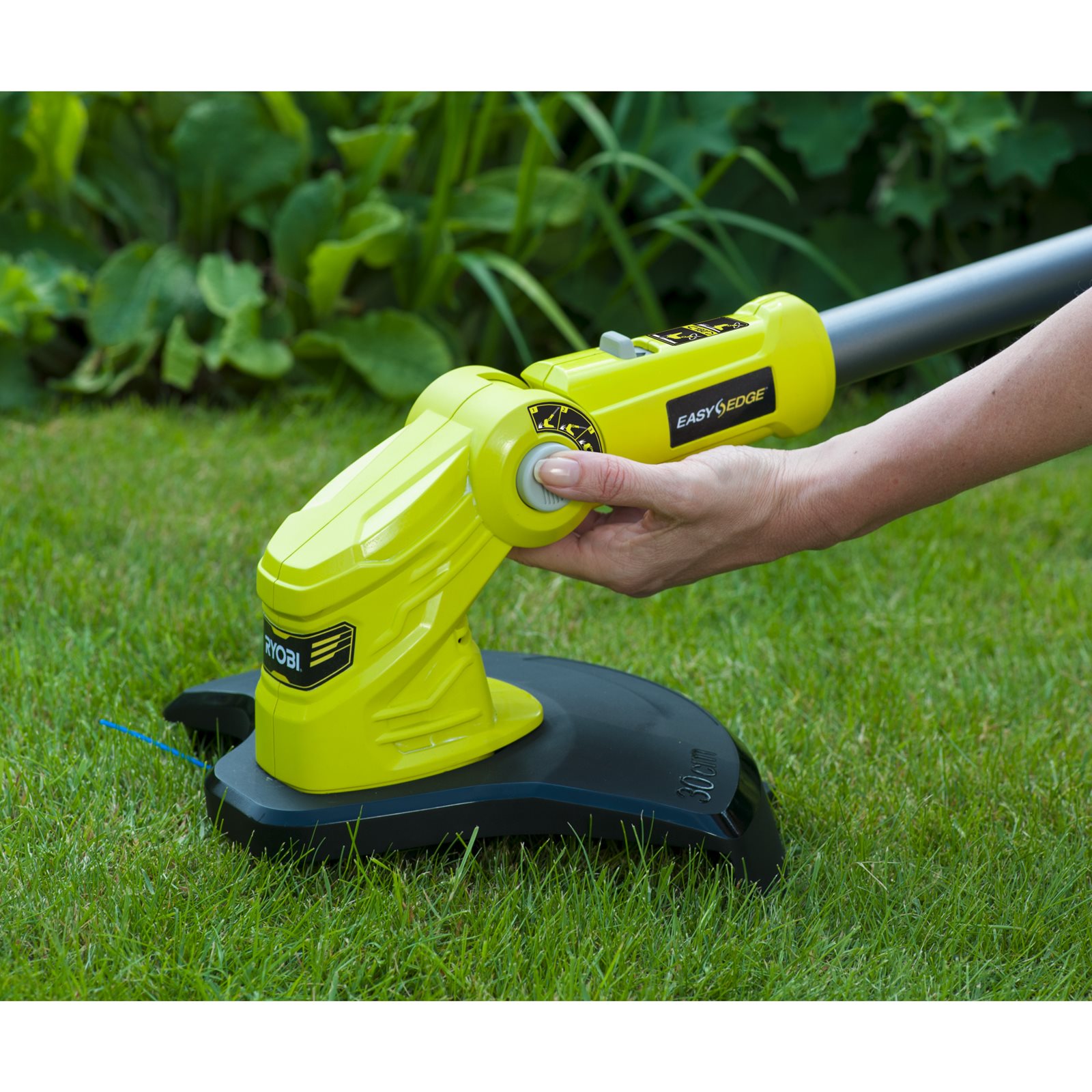 Trimmer iarbă 18V ONE+, lățime tăiere 25/30 cm Ryobi OLT1832 - in utilizare 5