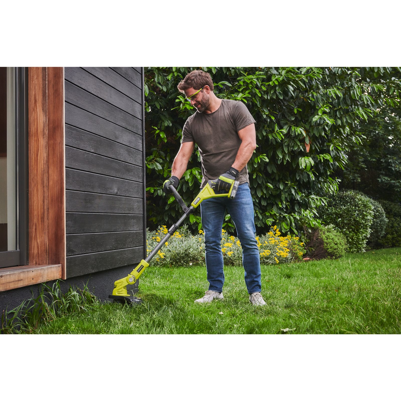 Trimmer iarbă 18V ONE+, lățime tăiere 25/30 cm Ryobi OLT1832 - in utilizare 6