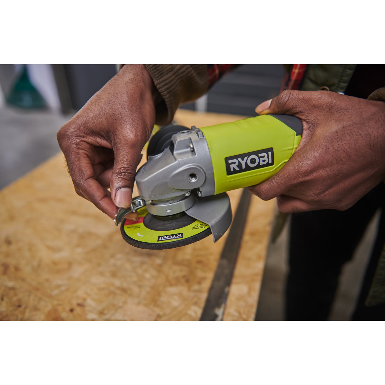 Polizor unghiular 18V ONE+ (1 x 4,0 Ah) Ryobi R18AG-140S - in utilizare 7