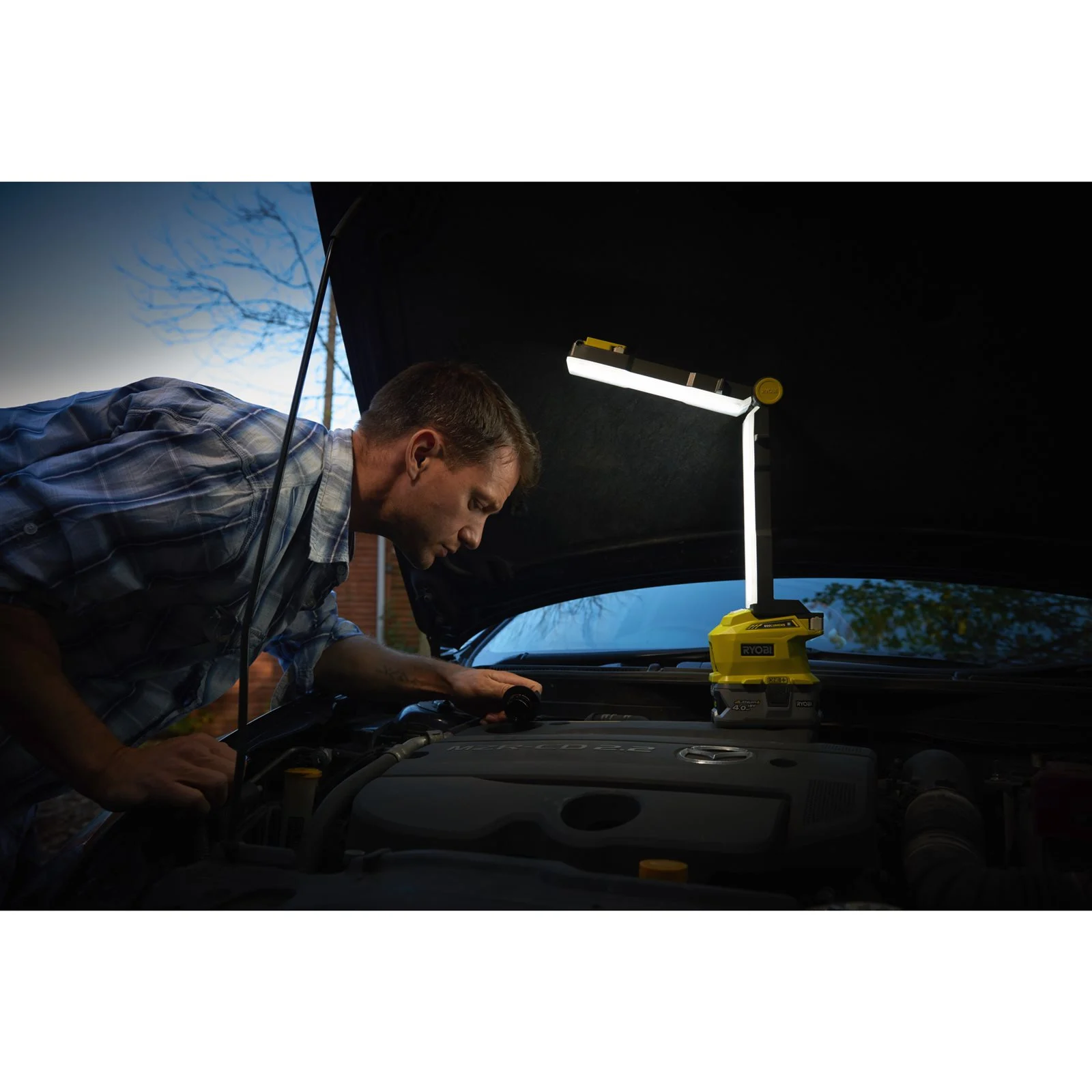 Lampă de lucru pliabilă 18V ONE+ Ryobi R18ALF-0 - in utilizare 1