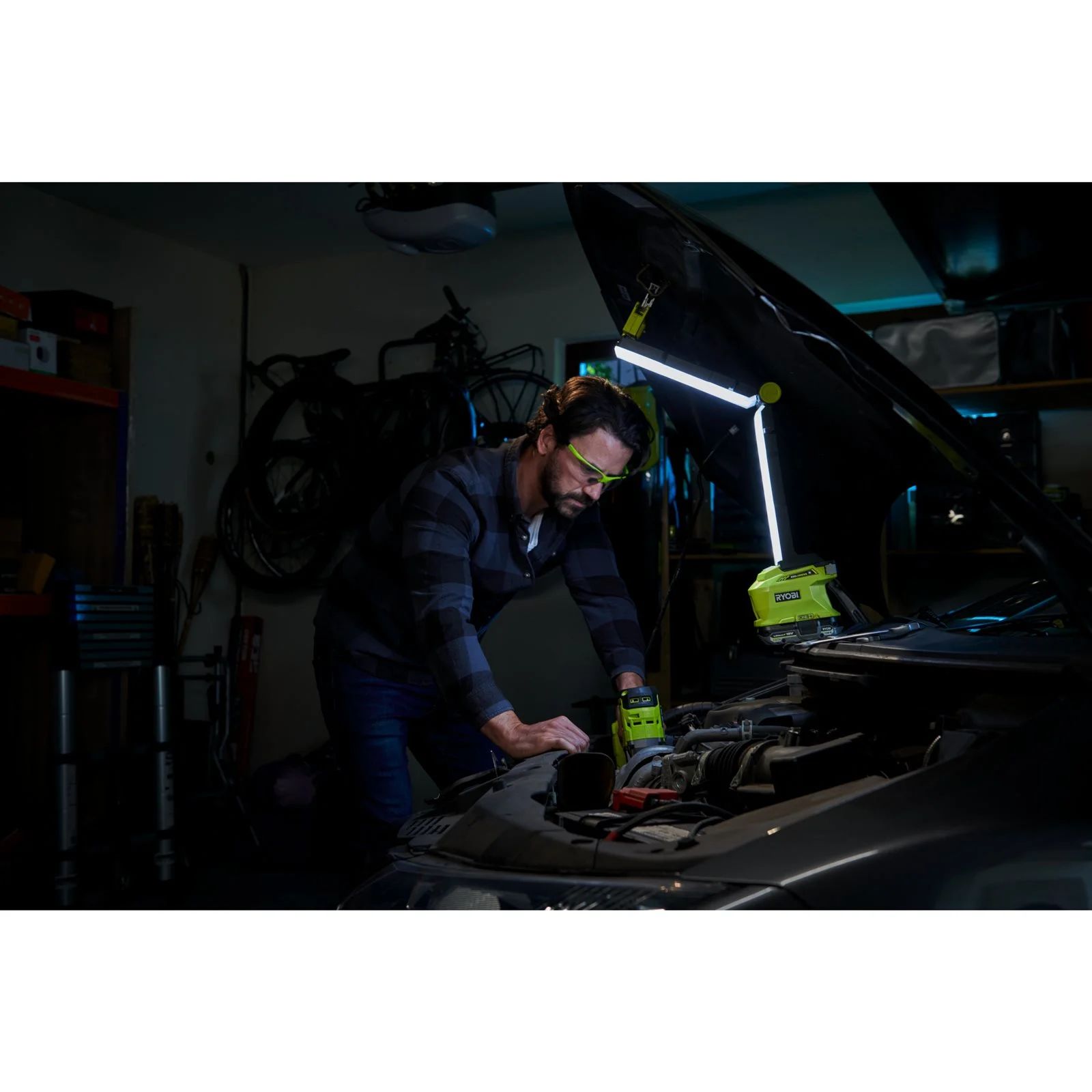 Lampă de lucru pliabilă 18V ONE+ Ryobi R18ALF-0 - in utilizare 2