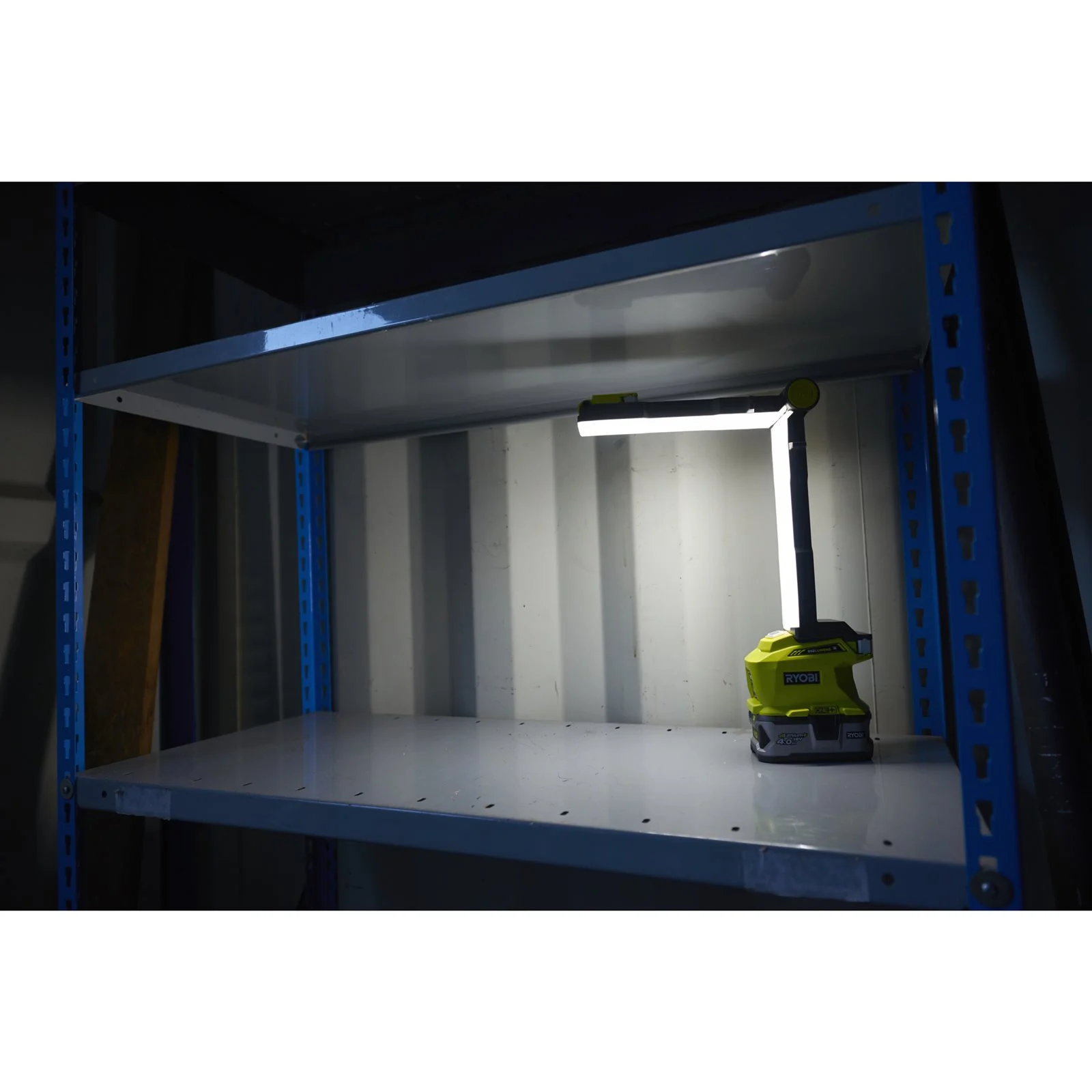 Lampă de lucru pliabilă 18V ONE+ Ryobi R18ALF-0 - in utilizare 5