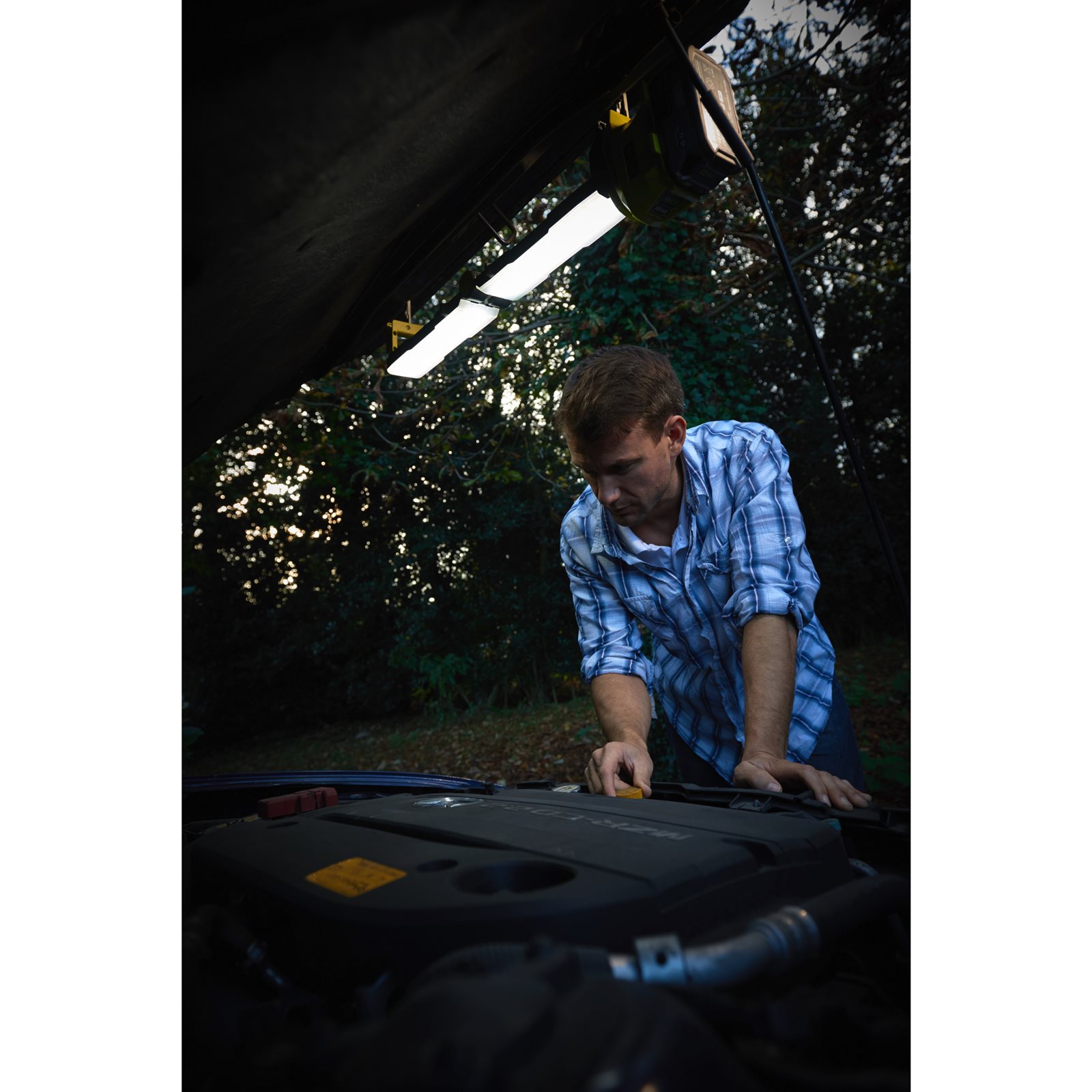Lampă de lucru pliabilă 18V ONE+ Ryobi R18ALF-0 - in utilizare 6
