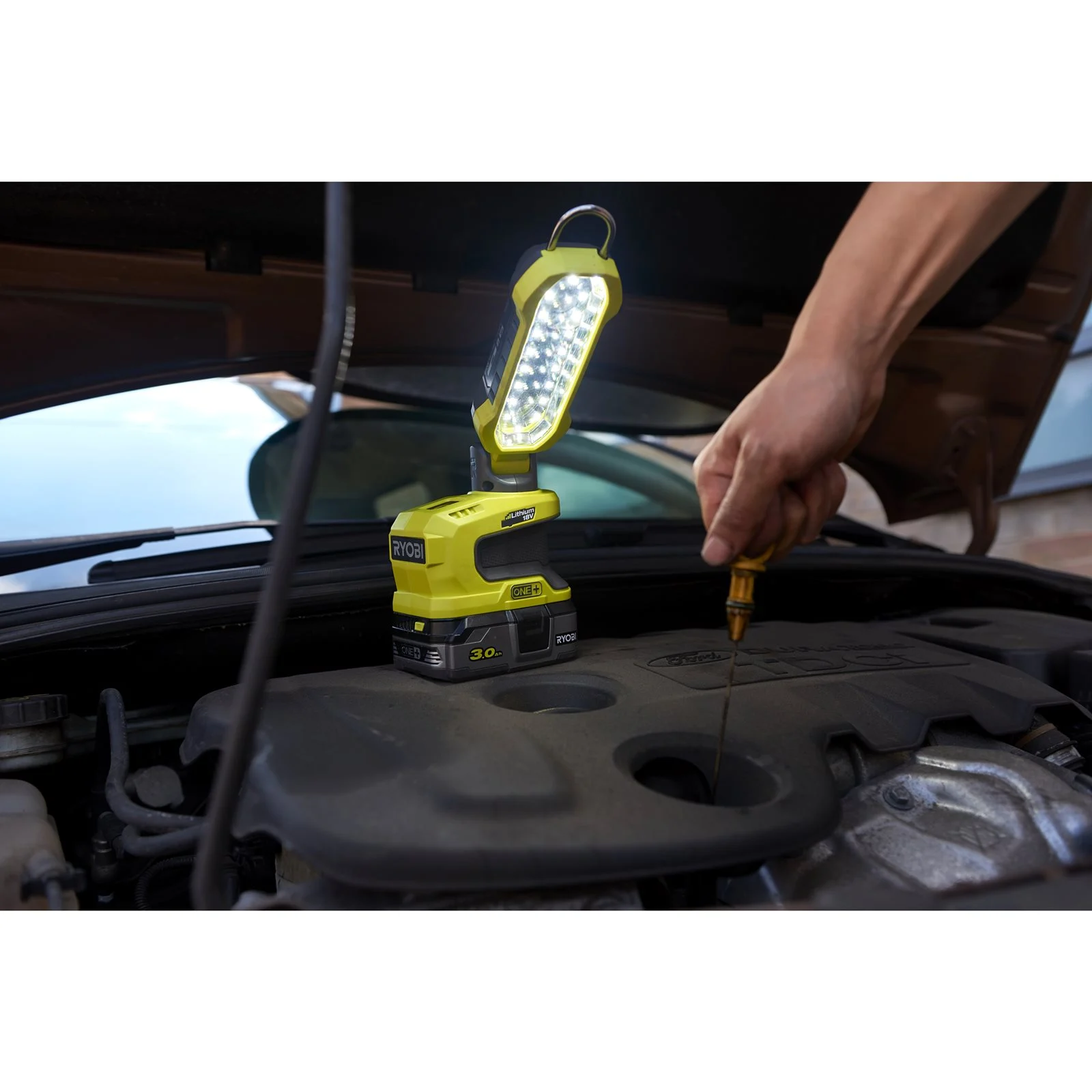18V ONE+ Lampă de lucru compactă 18V ONE+ Ryobi R18ALP-0 - in utilizare 1