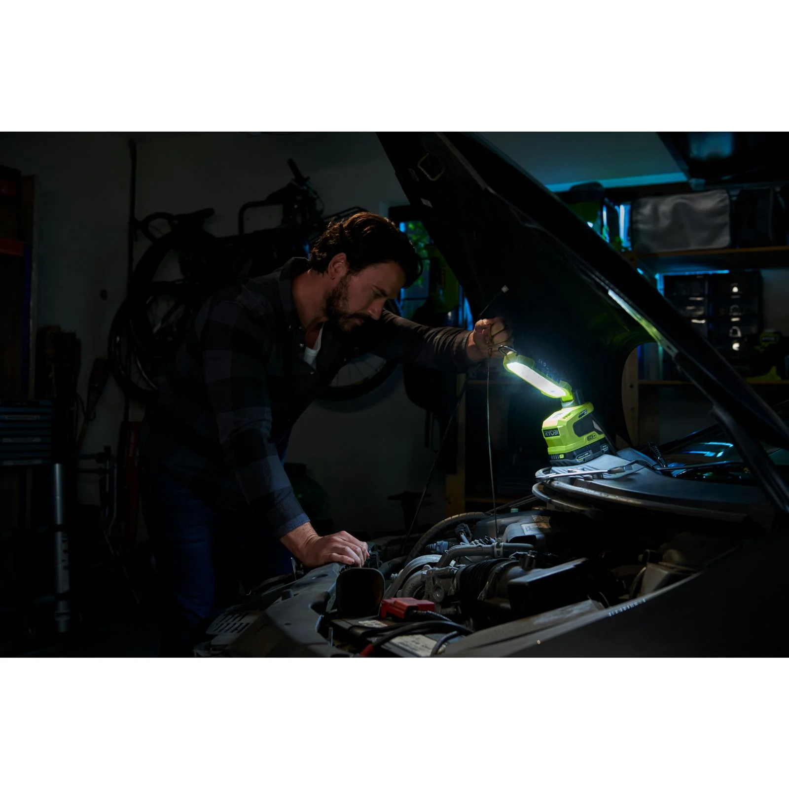 18V ONE+ Lampă de lucru compactă 18V ONE+ Ryobi R18ALP-0 - in utilizare 4