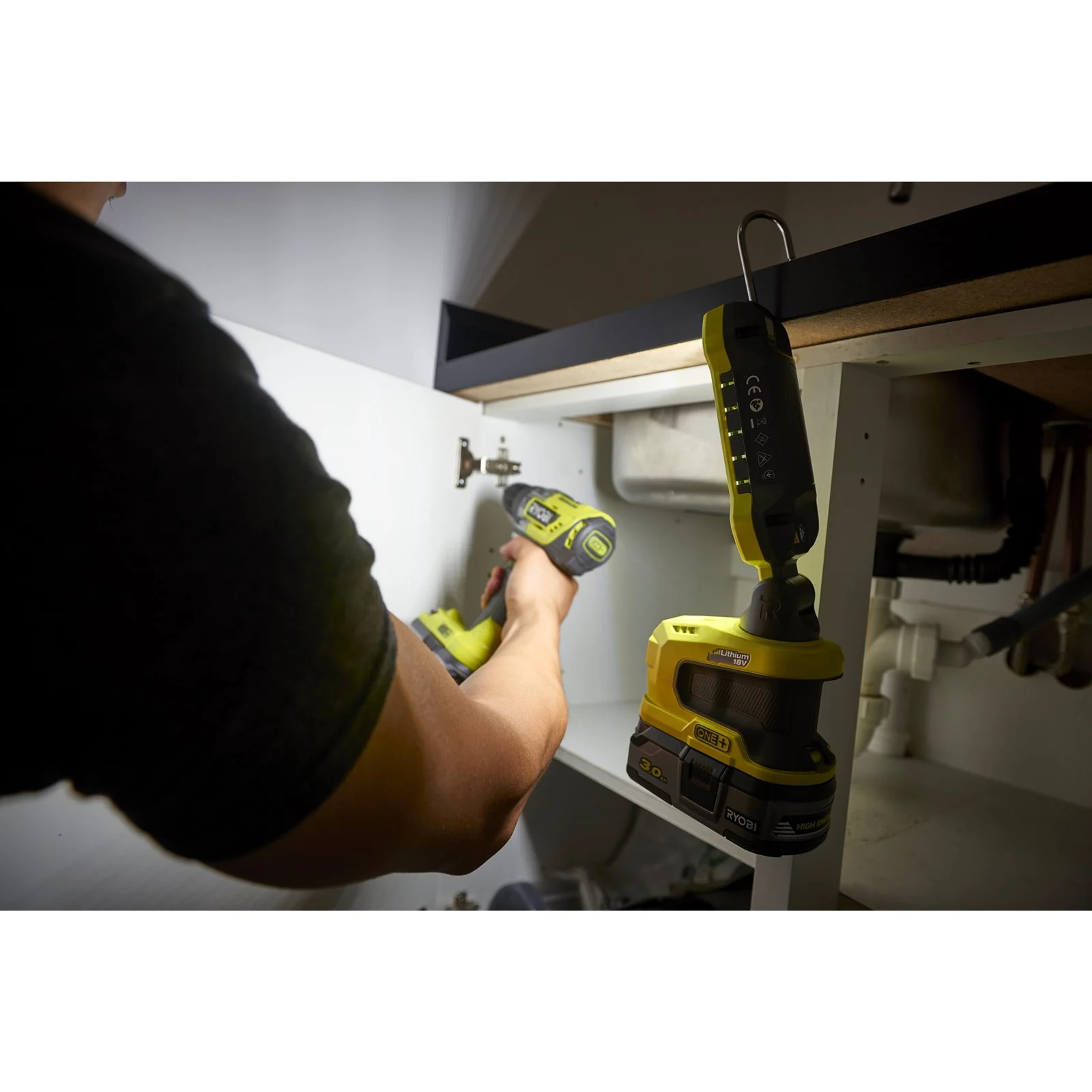 18V ONE+ Lampă de lucru compactă 18V ONE+ Ryobi R18ALP-0 - in utilizare 5