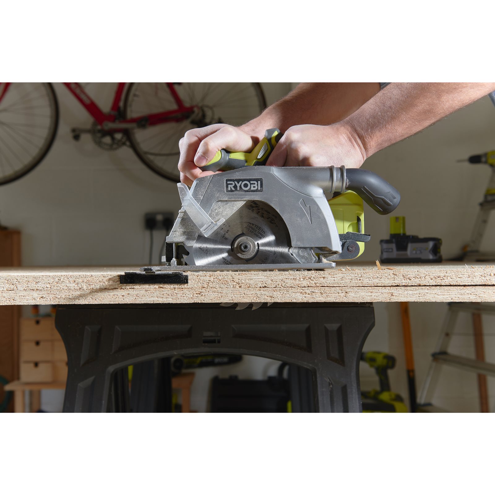 18V ONE+ Fierăstrău circular 18V ONE+ Ryobi R18CS-0 - in utilizare 3