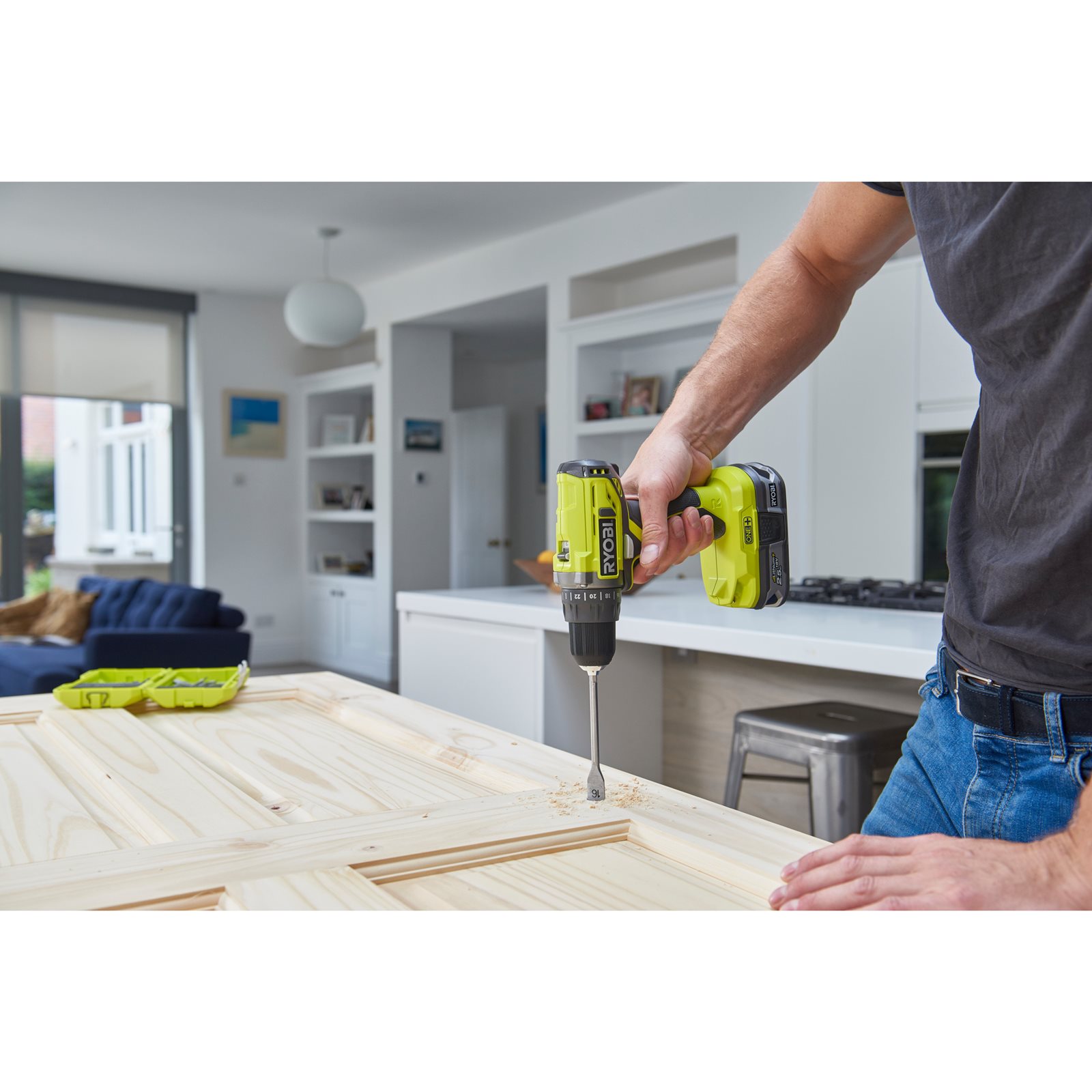 Mașină de găurit/înșurubat 18V ONE+ (2 x 2,0 Ah) Ryobi R18DD2-220S - in utilizare 1