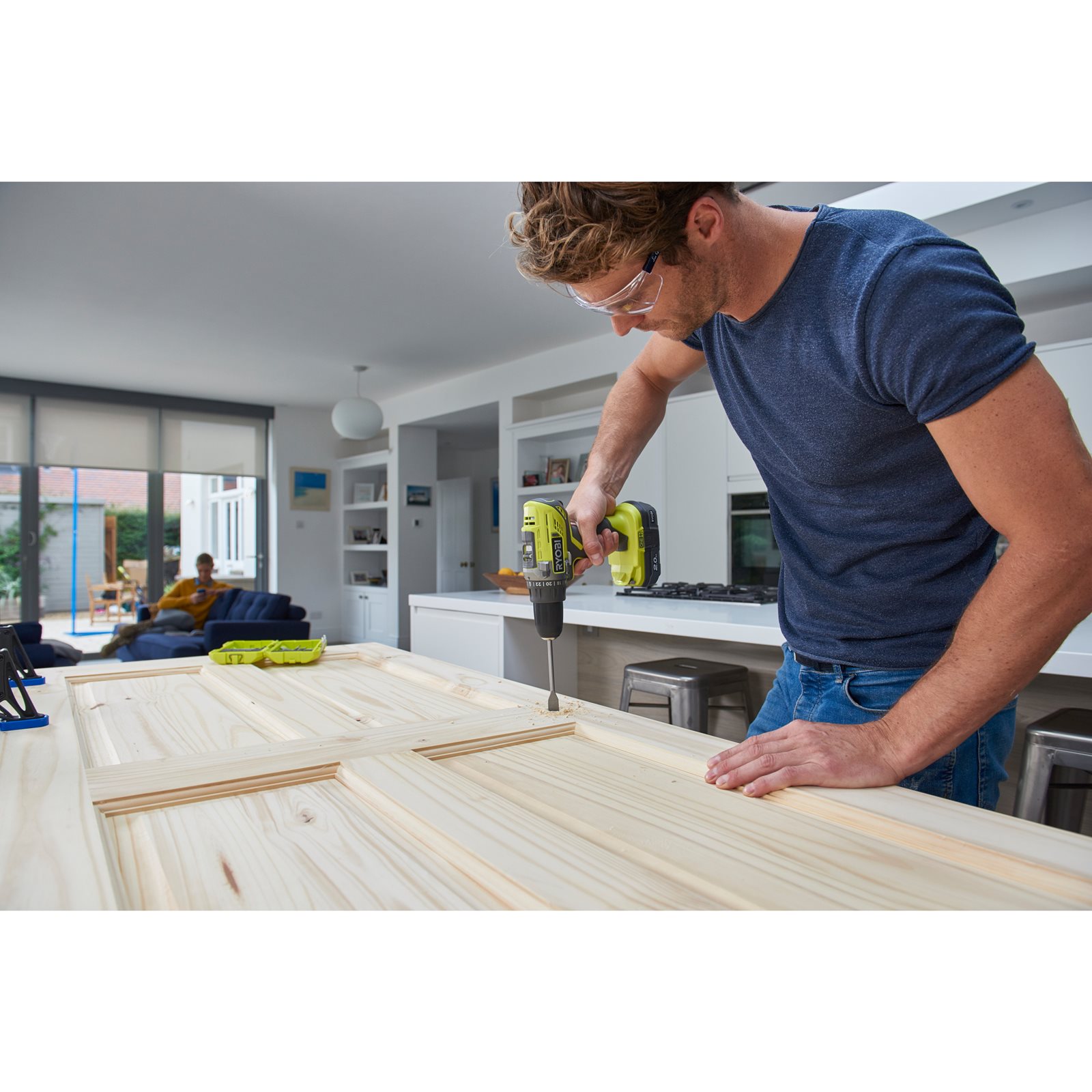 Mașină de găurit/înșurubat 18V ONE+ (2 x 2,0 Ah) Ryobi R18DD3-220S - in utilizare 1
