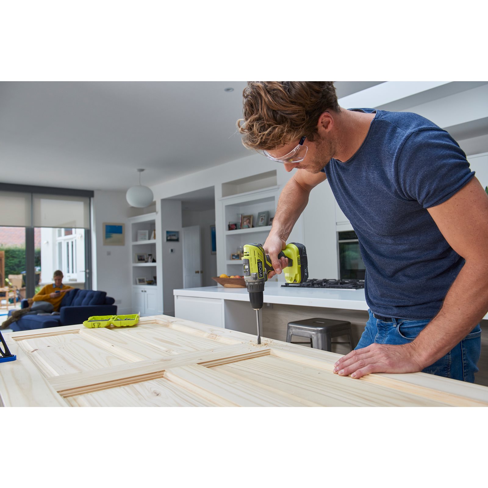 Mașină de găurit/înșurubat 18V ONE+ (2 x 2,0 Ah) Ryobi R18DD3-220S - in utilizare 2