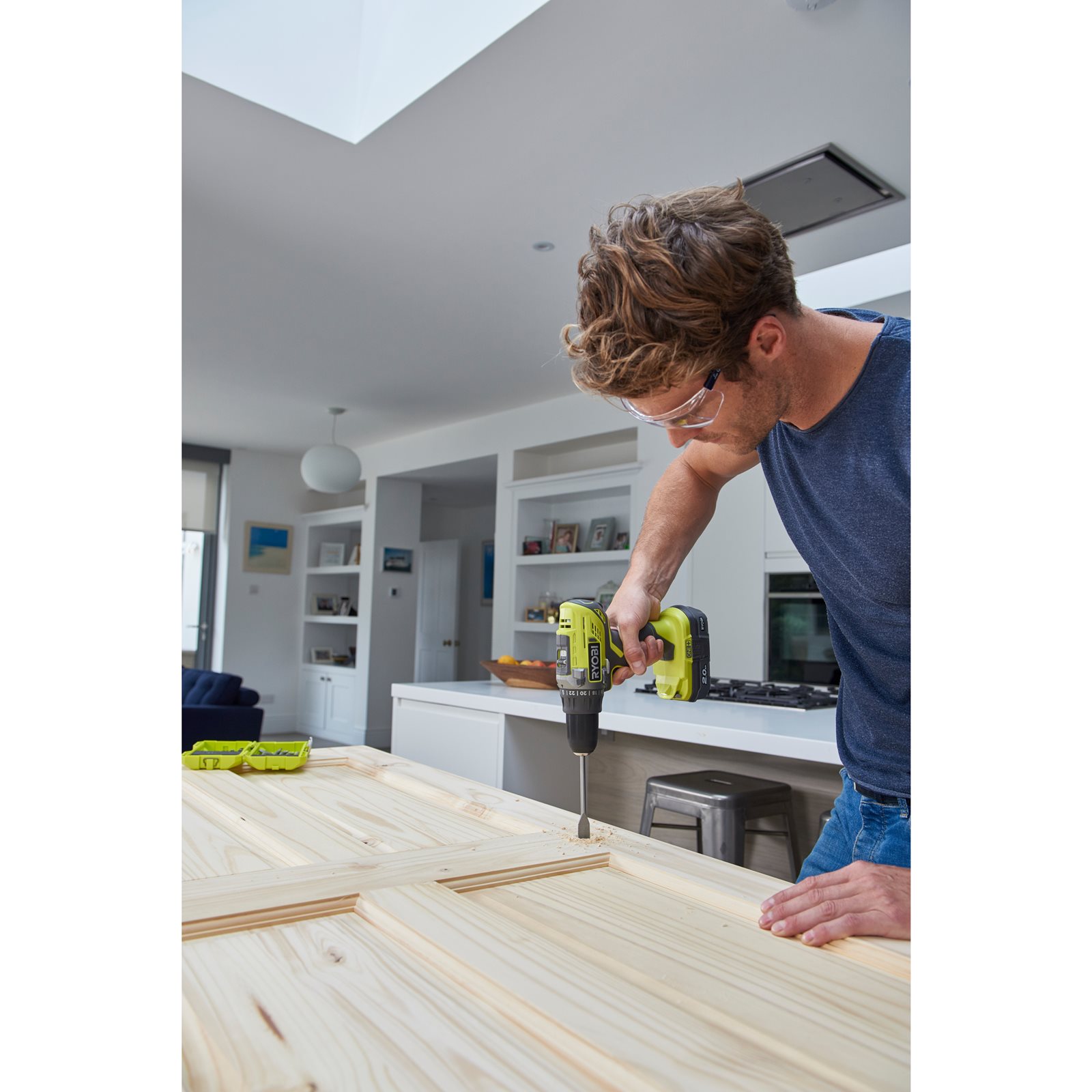 Mașină de găurit/înșurubat 18V ONE+ (2 x 2,0 Ah) Ryobi R18DD3-220S - in utilizare 3